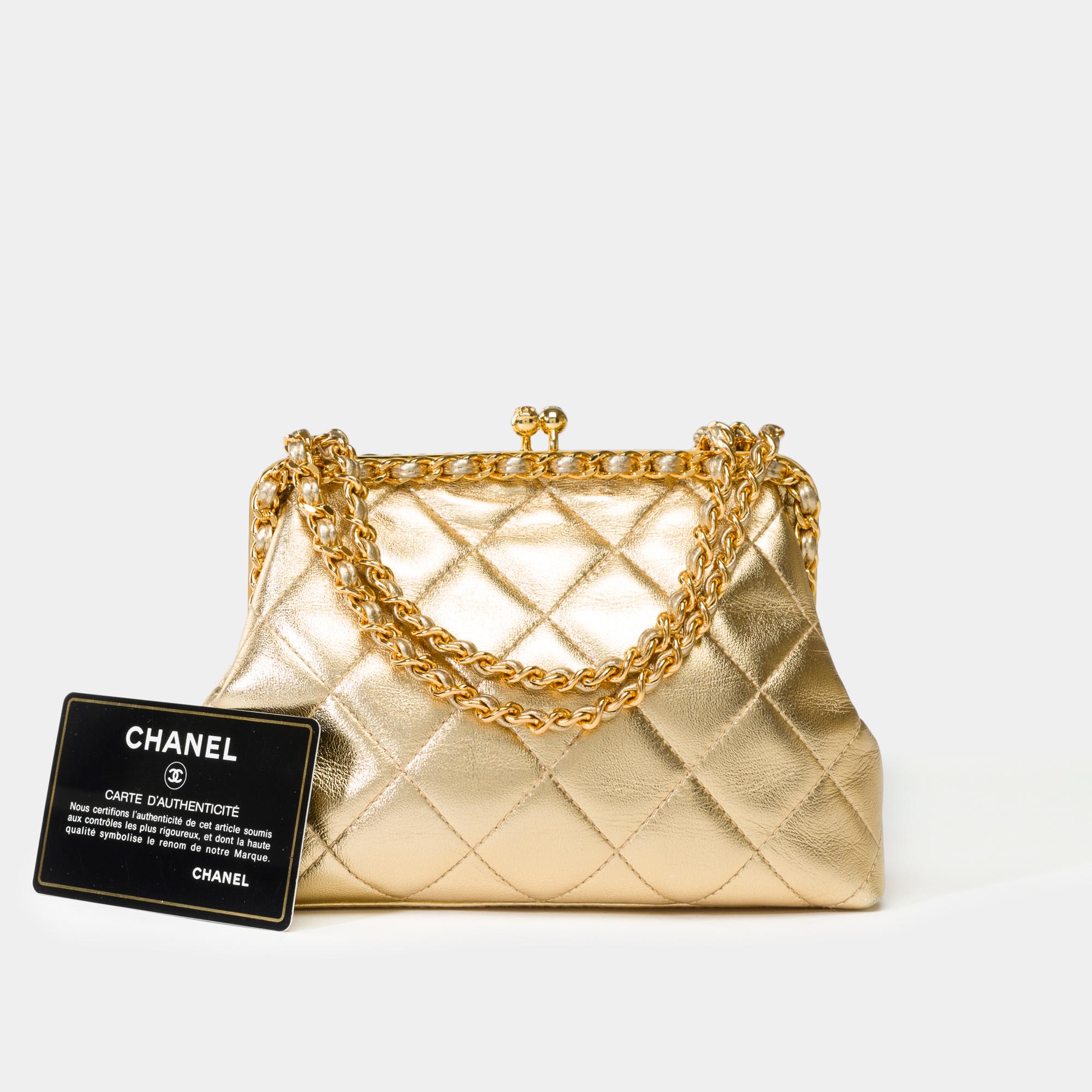 Rarísimo bolso Chanel en piel acolchada dorada metalizada, ribete metálico dorado, asa metálica dorada entrelazada con piel dorada para llevar en la mano o al hombro o cruzado

Apertura mecánica mediante bolas metálicas doradas
Forro interior de