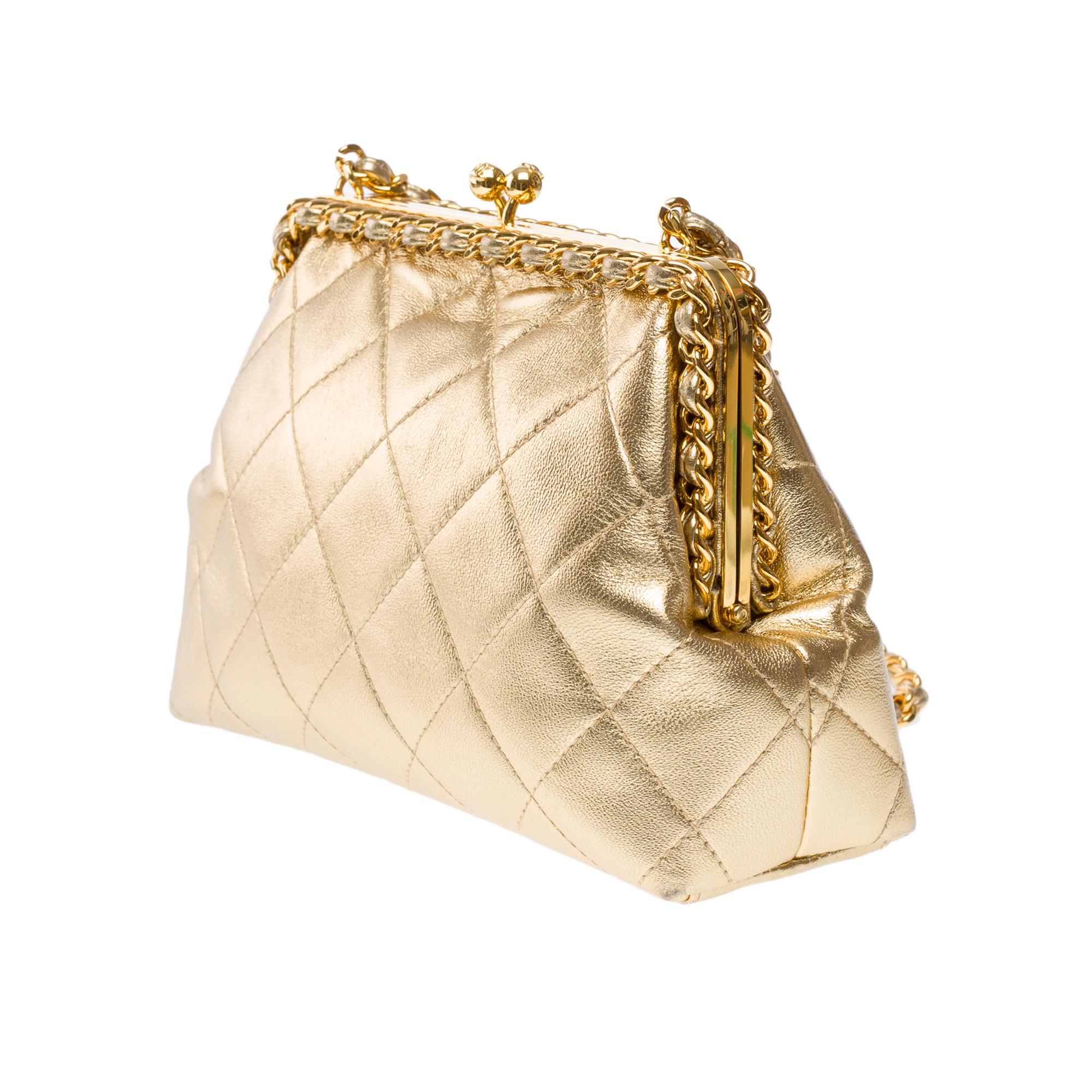 Raro bolso Chanel de piel acolchada dorada metalizada, GHW en venta 1