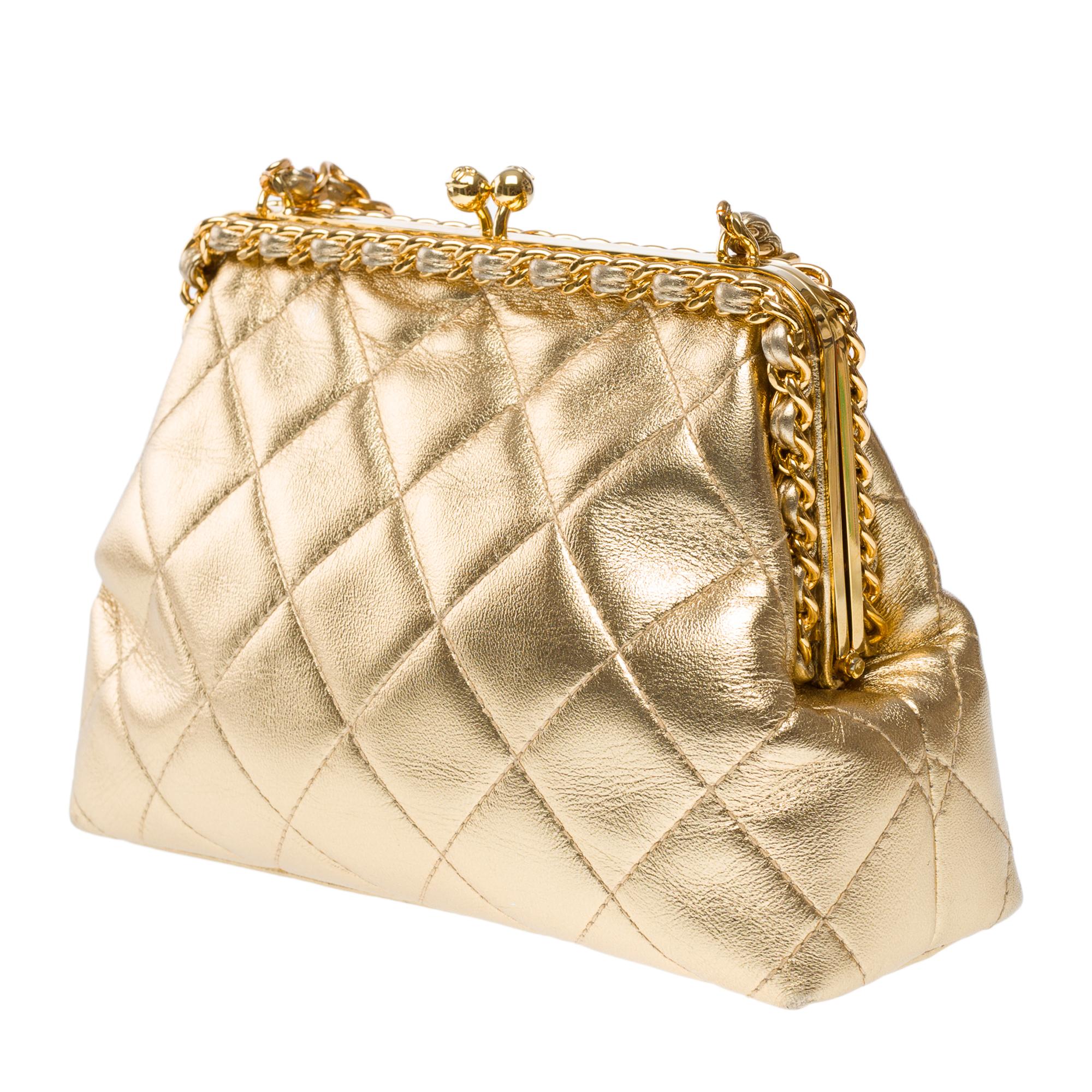 Raro bolso Chanel de piel acolchada dorada metalizada, GHW en venta 2