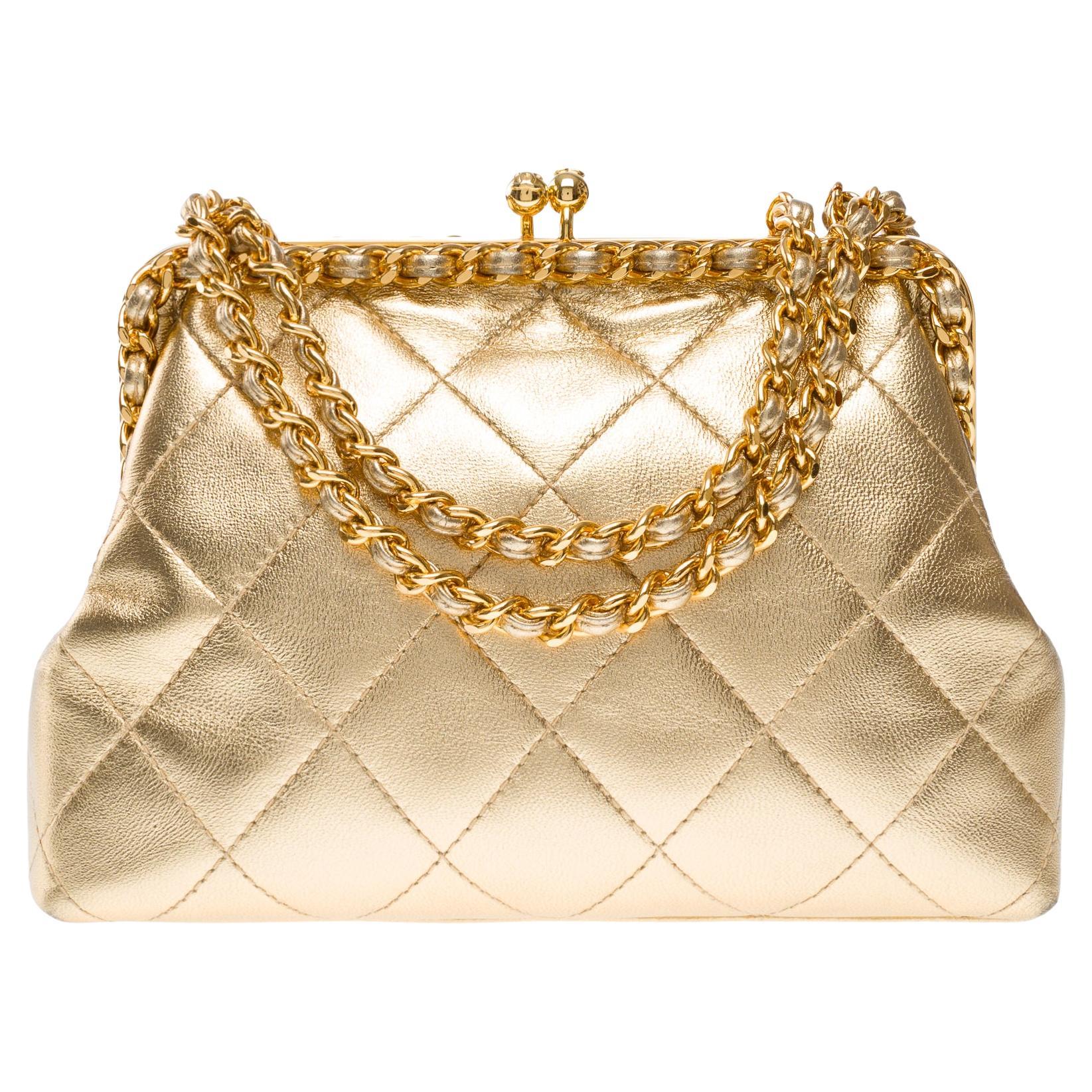 Raro bolso Chanel de piel acolchada dorada metalizada, GHW en venta