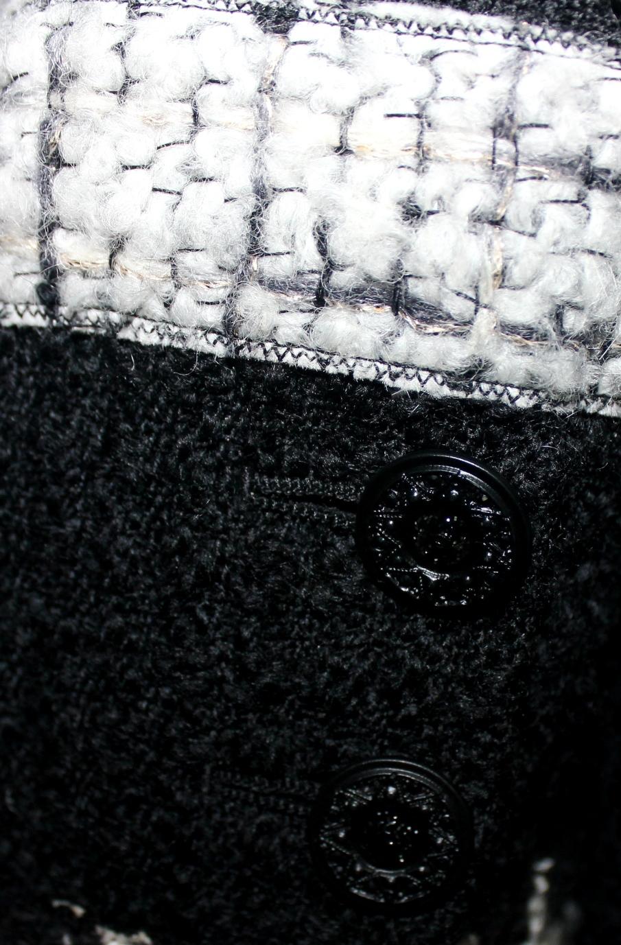 Raro cappotto Chanel firmato Fantasy Tweed Crochet Knit Coat CC Logo Button 42 In condizioni buone a Switzerland, CH