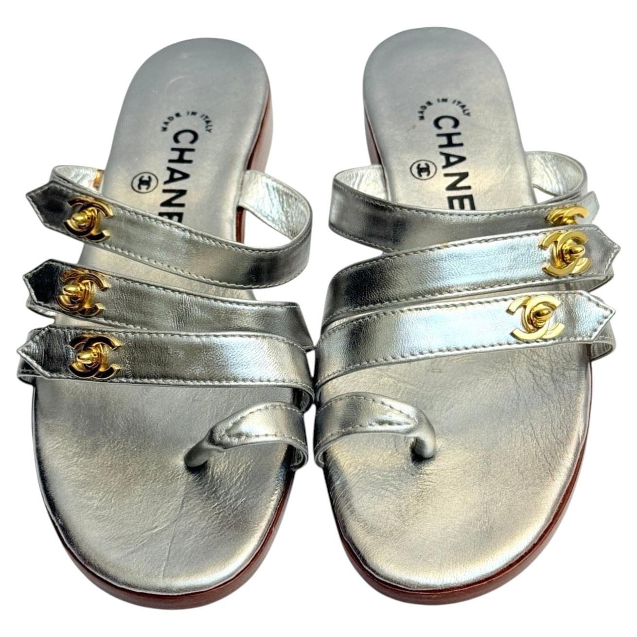 Sandalias raras de Chanel con cierre giratorio CC, de piel de cordero metalizada plateada en venta