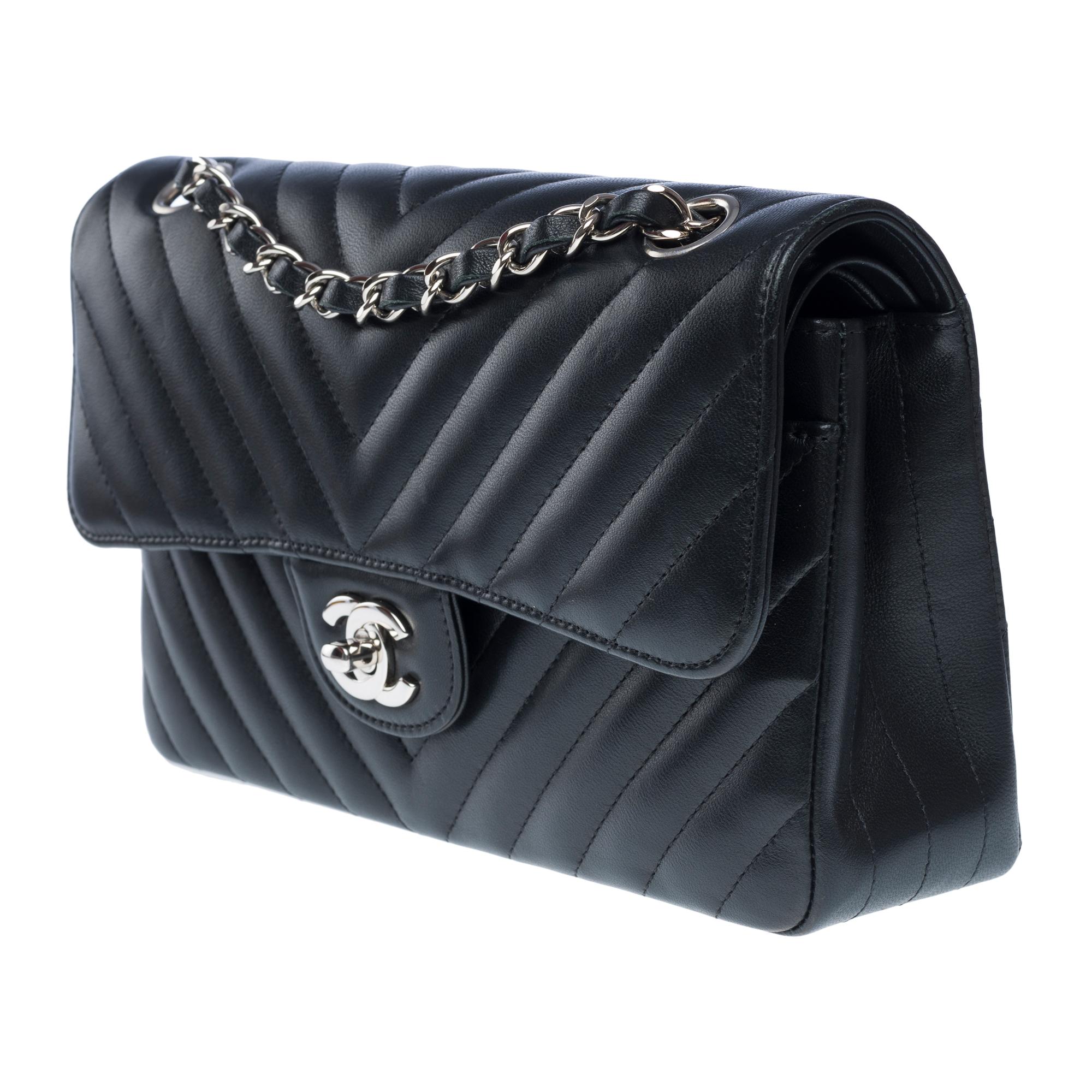 Rare Chanel Timeless 23 shoulder bag in black chevrons quilted lambskin , PHW In Excellent Condition For Sale In Paris, IDF