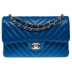 Seltene Chanel Timeless 23 Umhängetasche aus blauem Chevrons gestepptem Lammfell , MGHW