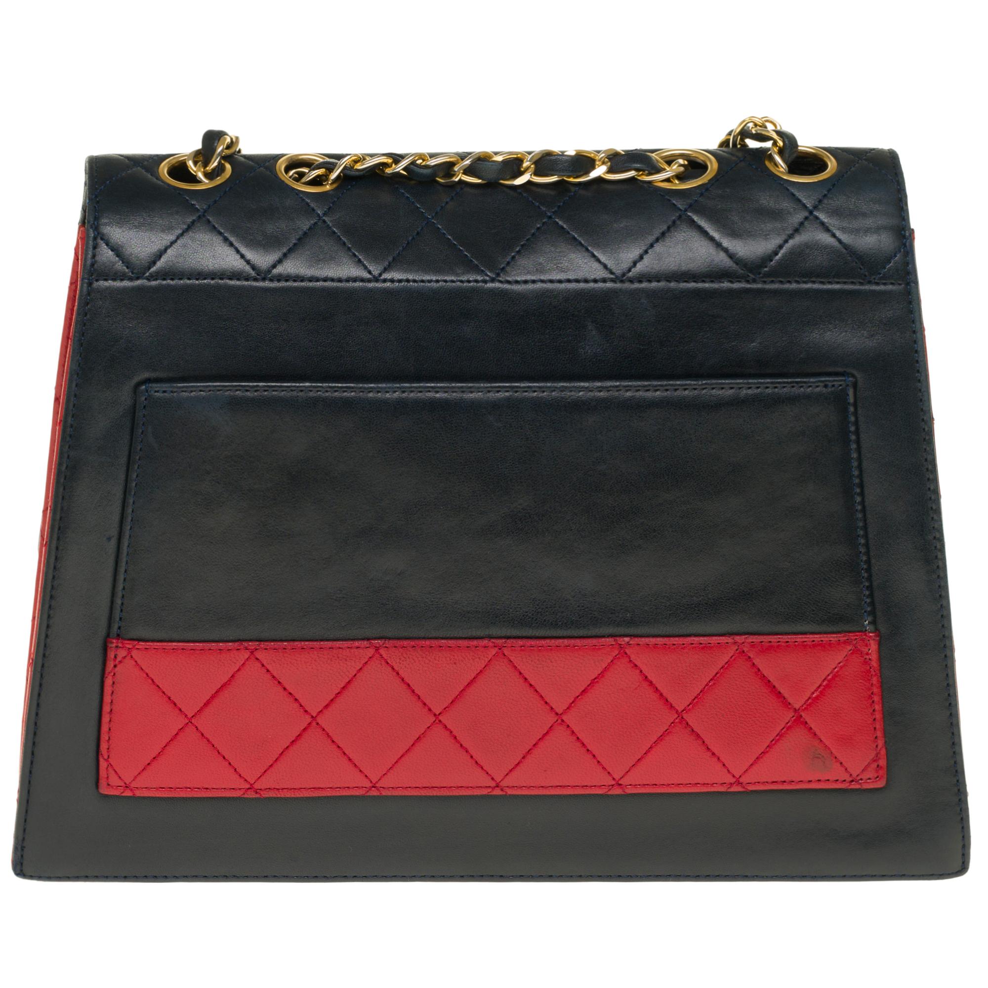CHANEL
Trapeze Bicolor navy blue and red quilted leather Shoulder bag 
Very rare bag. 
Circa's 1990.
Made in France 
with logo detail lock 
with its wallet and authenticity card 
with its hologram inside.
One slip pocket inside, big compartment.