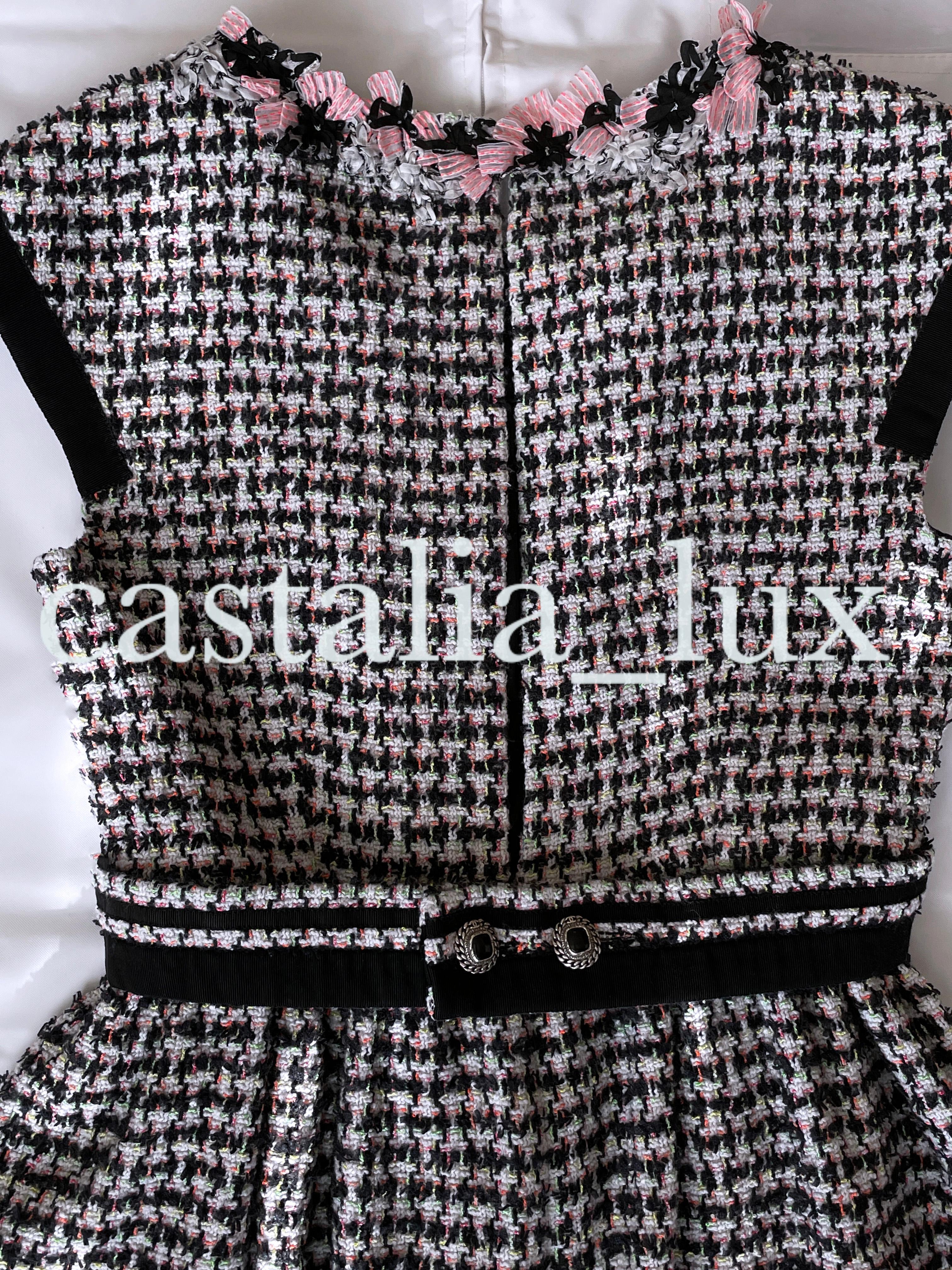 Rare Chanel Tweed Dress From 2010 Spring Collection. For Sale 10
