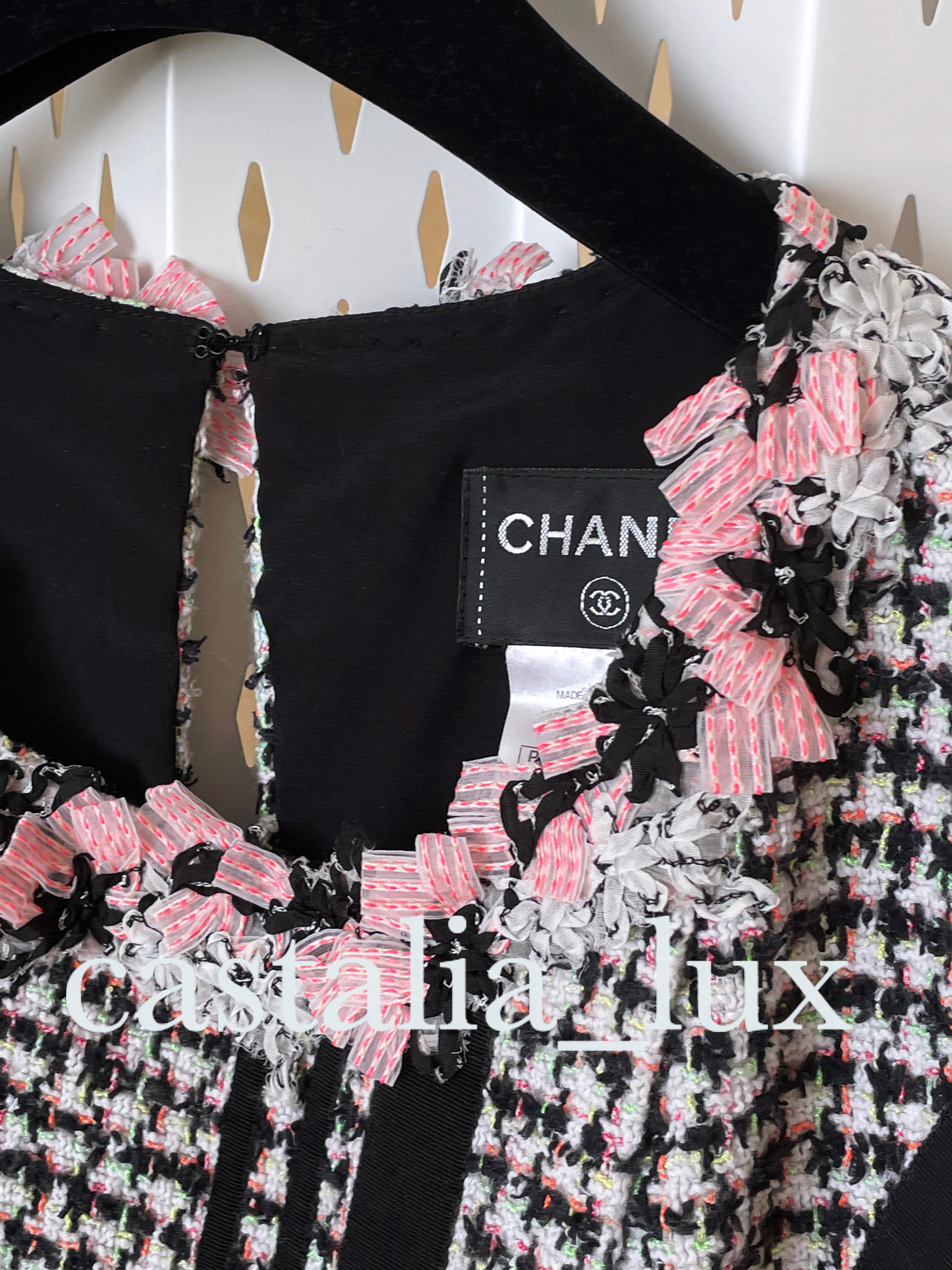 Rare Chanel Tweed Dress From 2010 Spring Collection. For Sale 4