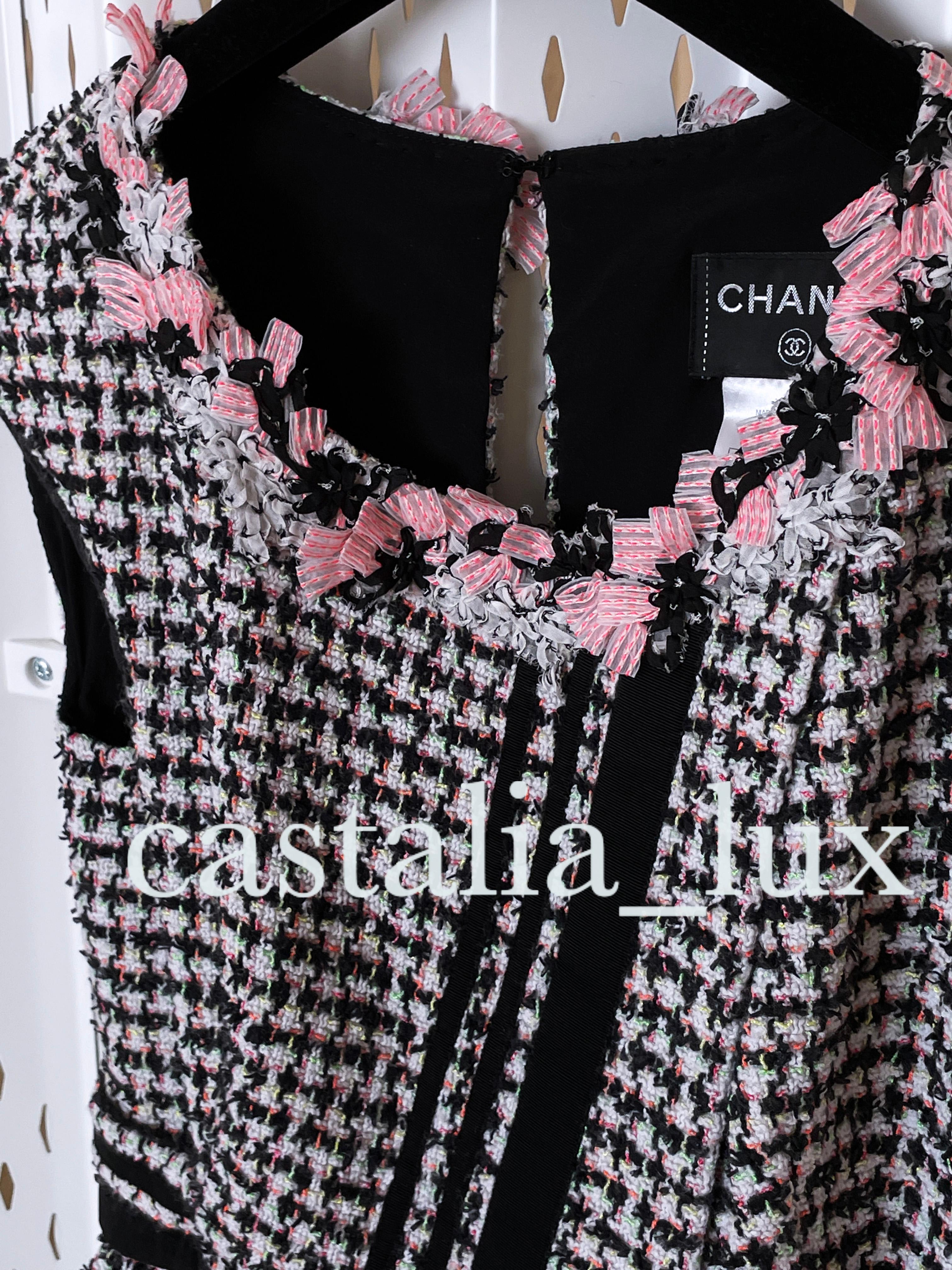 Rare Chanel Tweed Dress From 2010 Spring Collection. For Sale 5