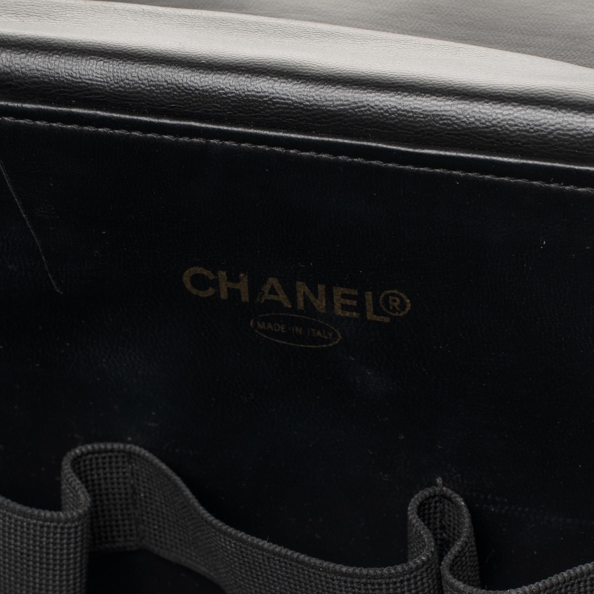 Rare Chanel Vanity Case in Caviar black leather with strap , gold hardware In Excellent Condition In Paris, IDF