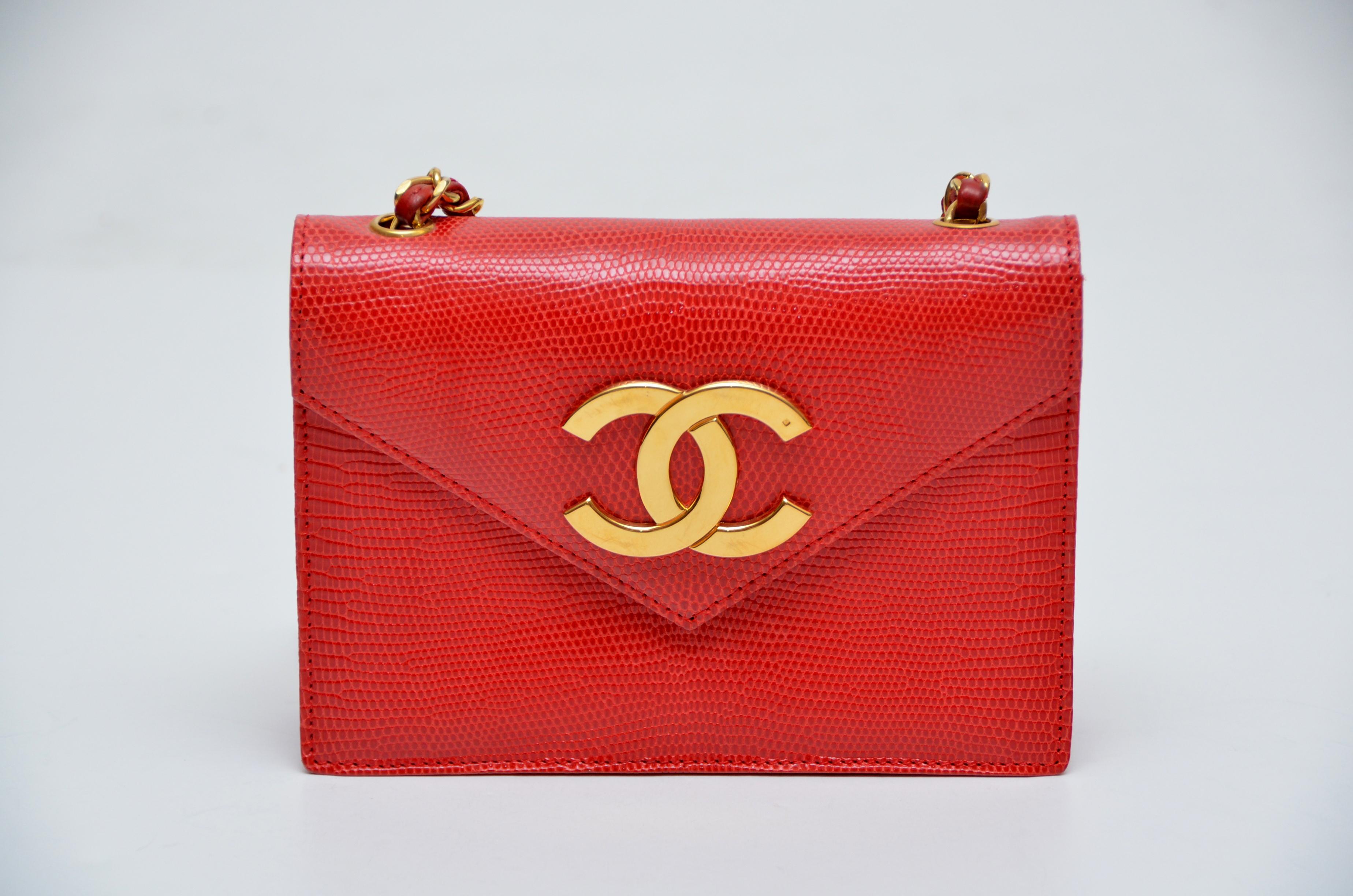 Very rare collectors Chanel red lizard handbag.
Excellent condition with some wear on the shoulder strap and some scratching on the large front CC gold-plated buckle.
Color in person is beautiful vermilion red .Color might look slightly different in