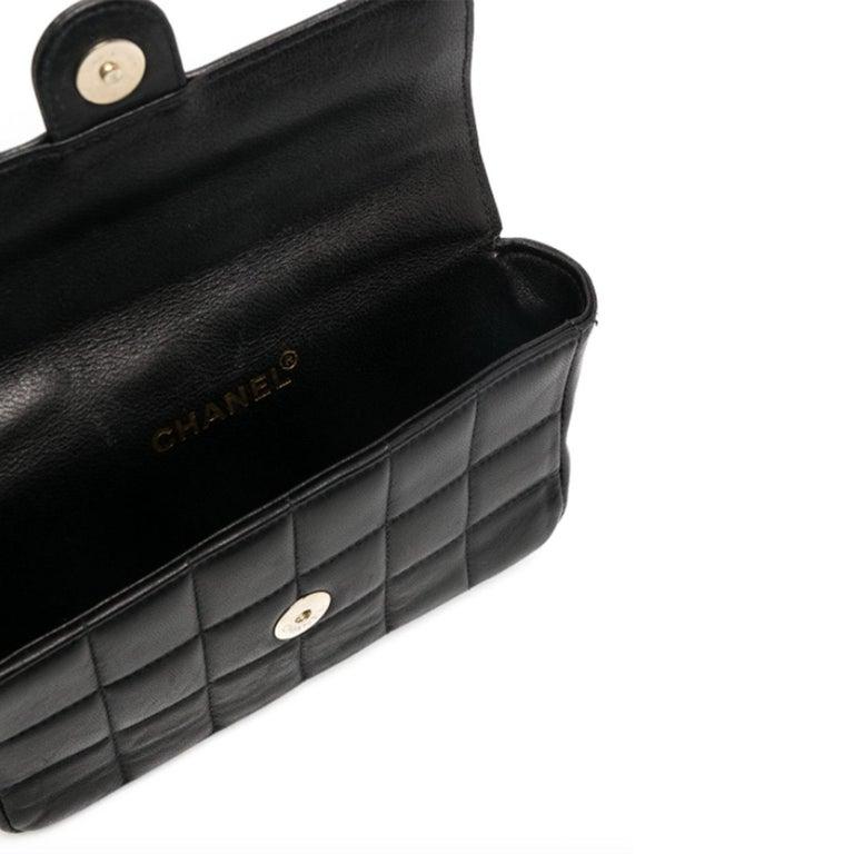 Chanel Rare sac vintage en cuir d'agneau noir matelassé « Fanny Pack » avec ceinture et buste  en vente 8