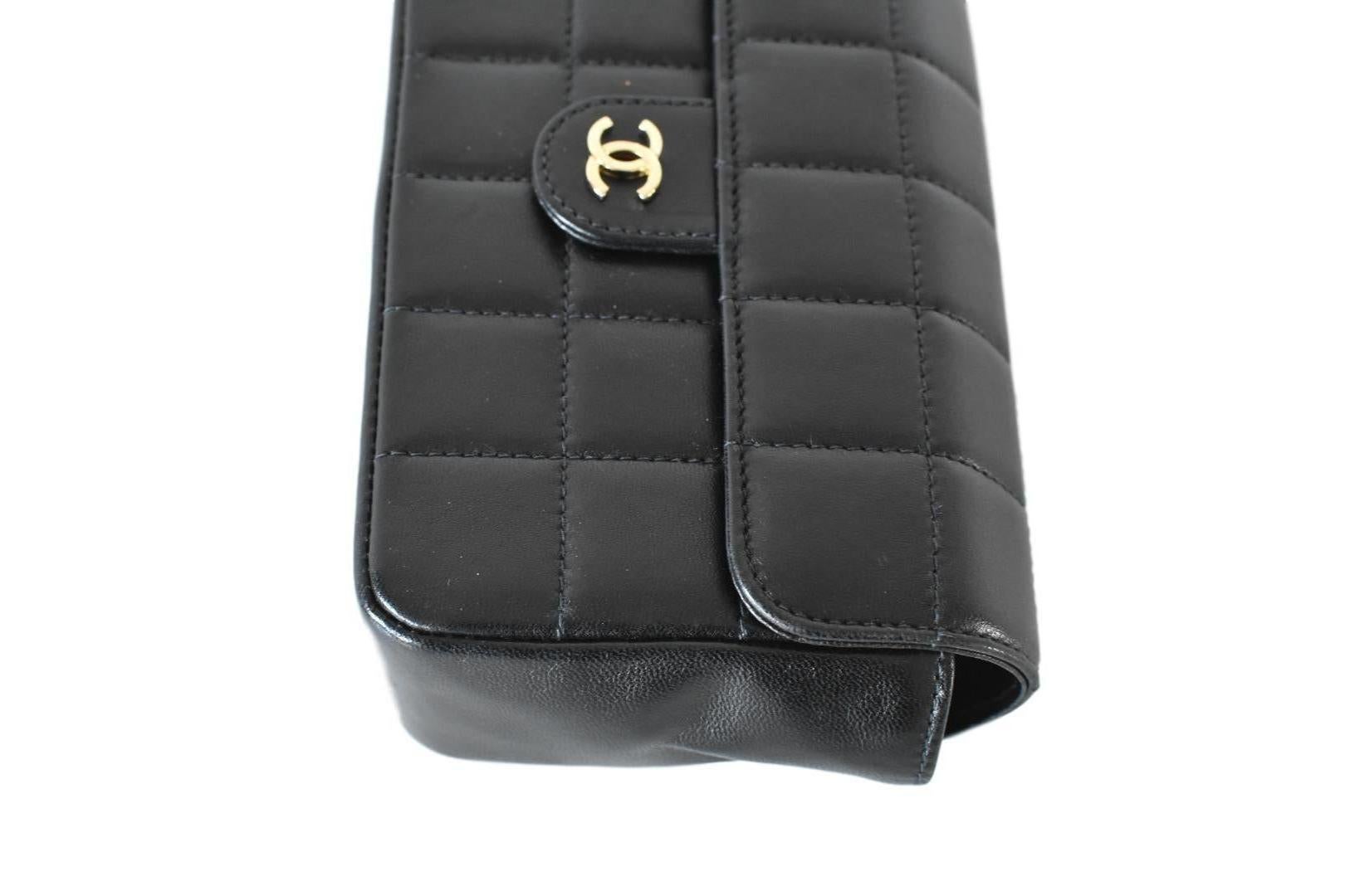 Chanel Rare sac vintage en cuir d'agneau noir matelassé « Fanny Pack » avec ceinture et buste  en vente 4