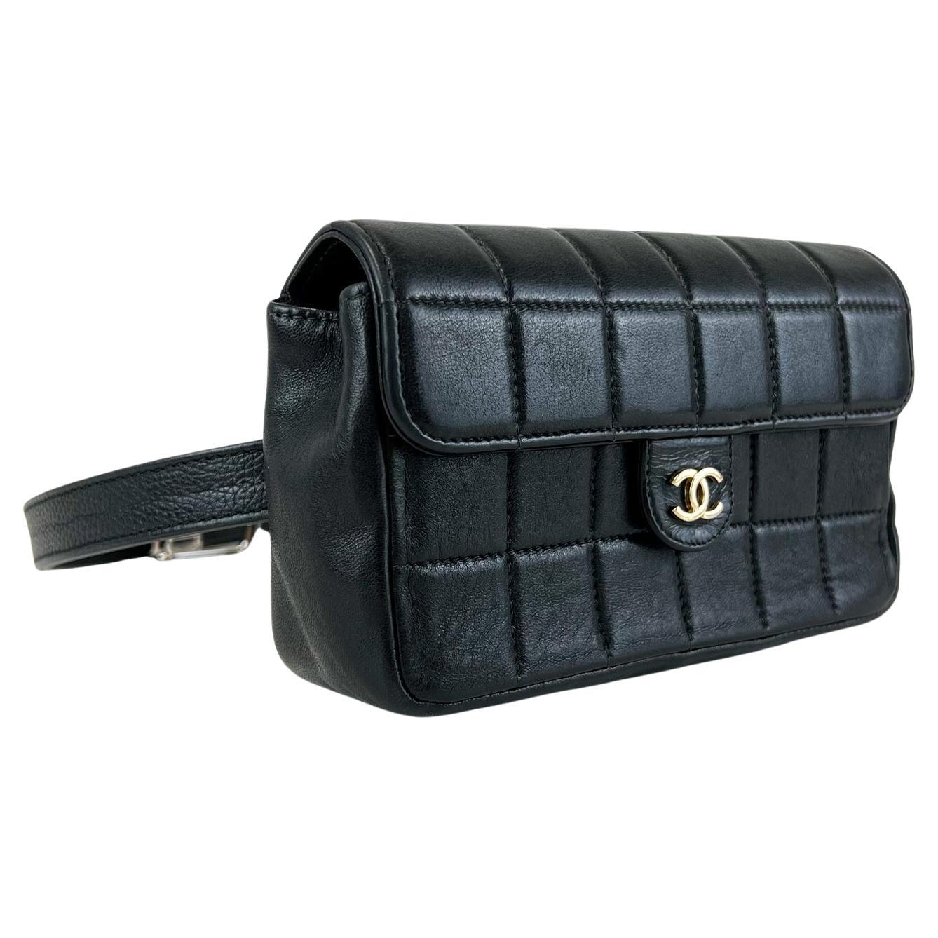 Chanel Rare sac vintage en cuir d'agneau noir matelassé « Fanny Pack » avec ceinture et buste 