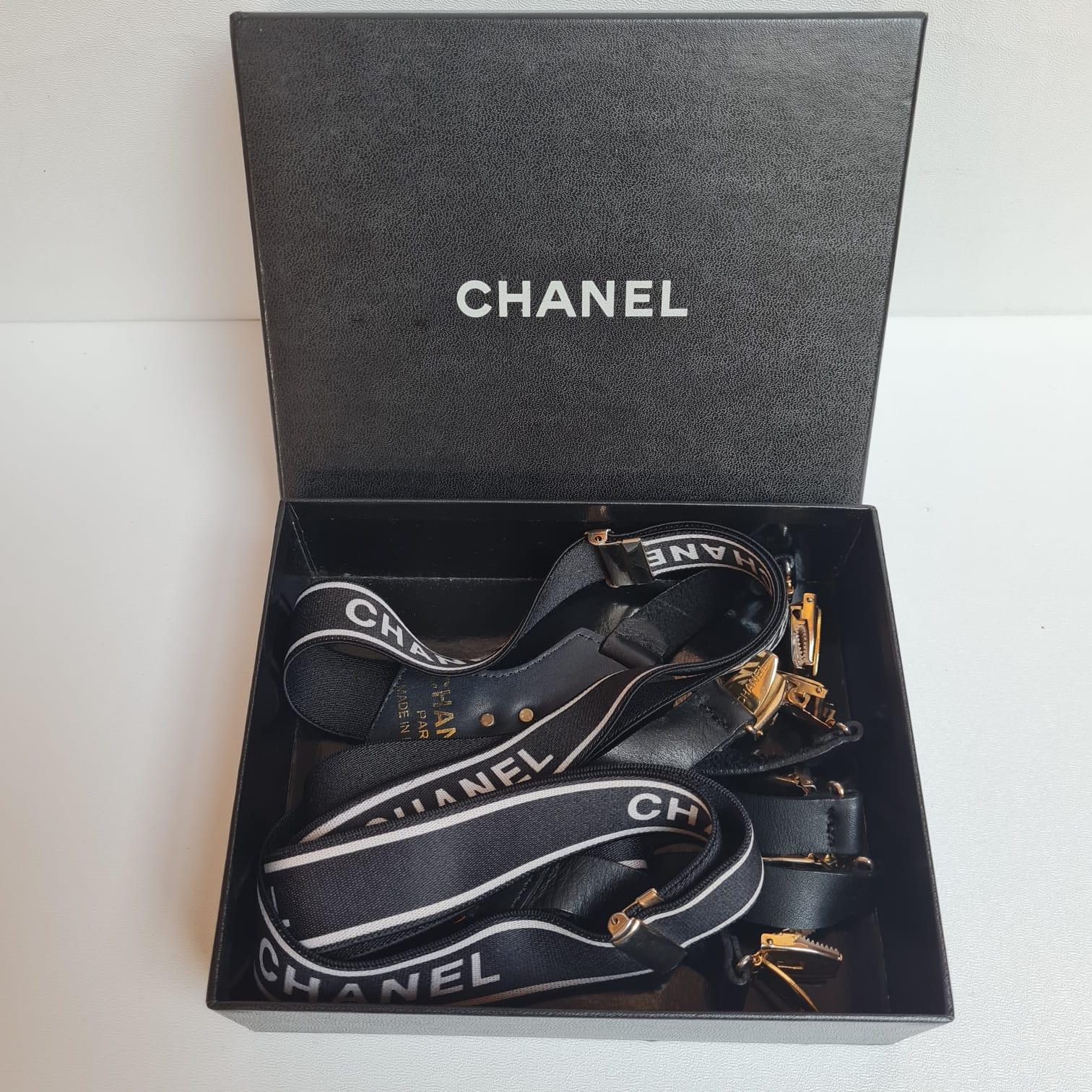 Suspension à logo noire vintage Chanel rare en vente 7