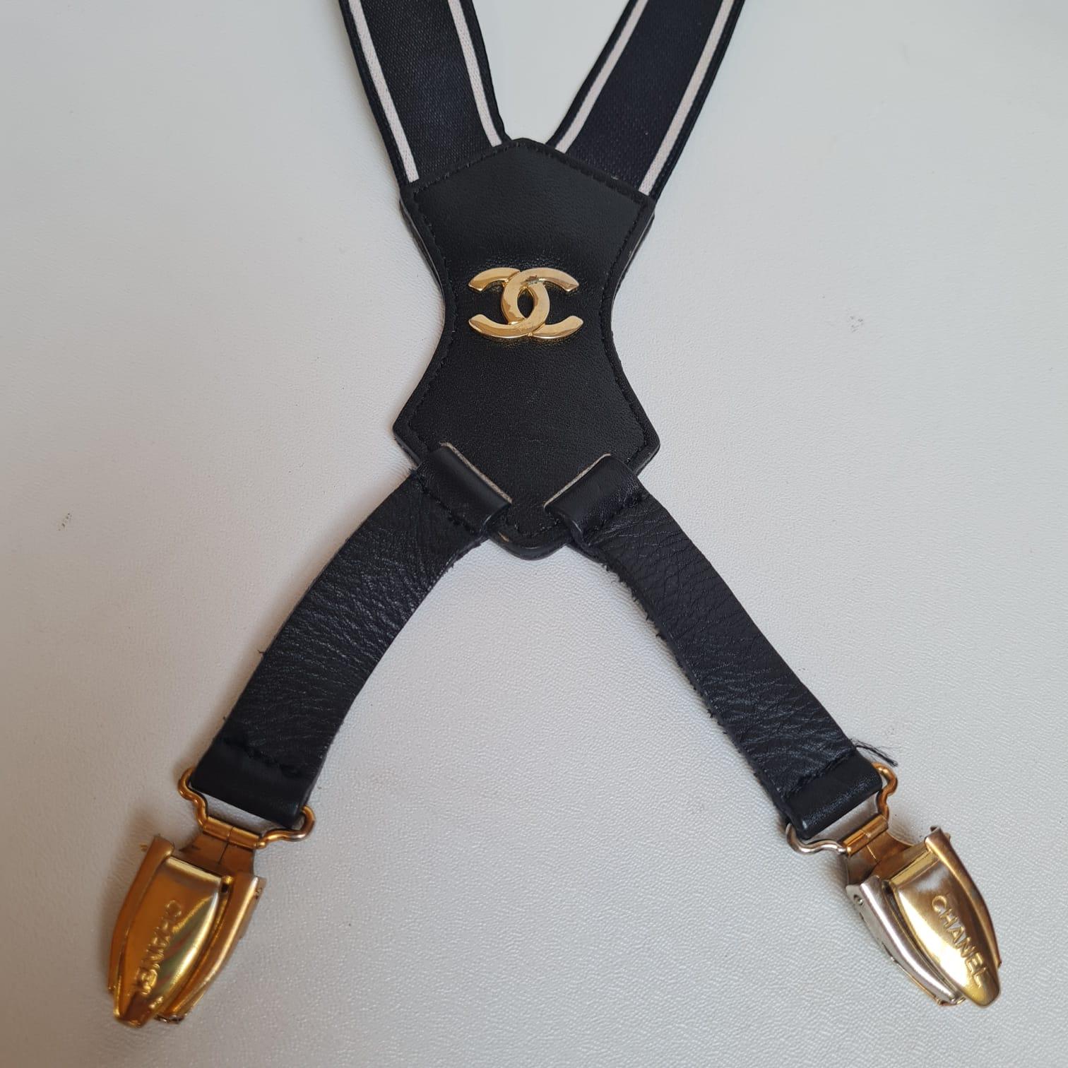 Suspension à logo noire vintage Chanel rare en vente 8