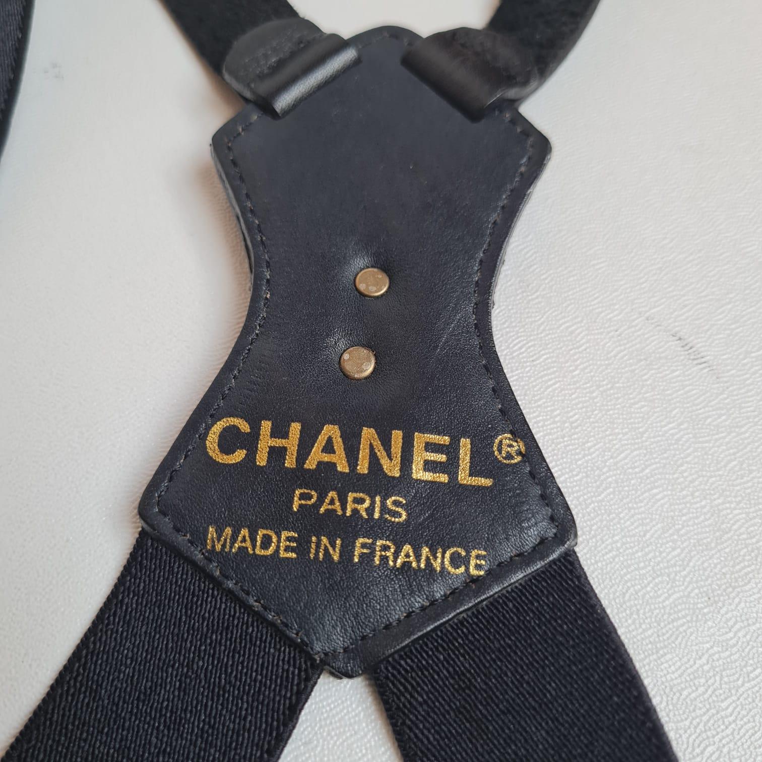 Suspension à logo noire vintage Chanel rare Bon état - En vente à Jakarta, Daerah Khusus Ibukota Jakarta