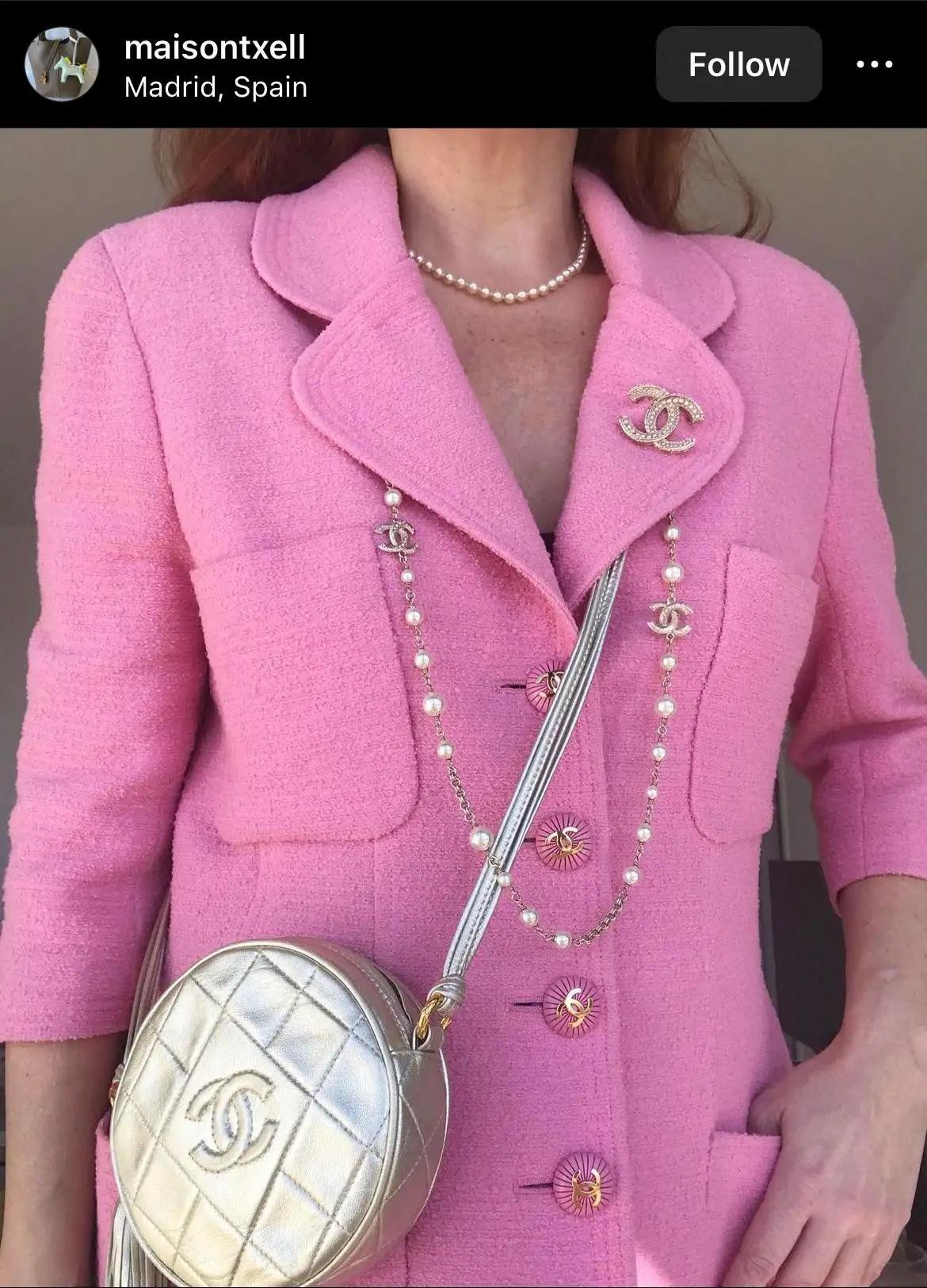 Rare Chanel Vintage Cruise 1993 Bubblegum Pink Gold 93C Tweed Jacket In Good Condition In Jersey City, NJ