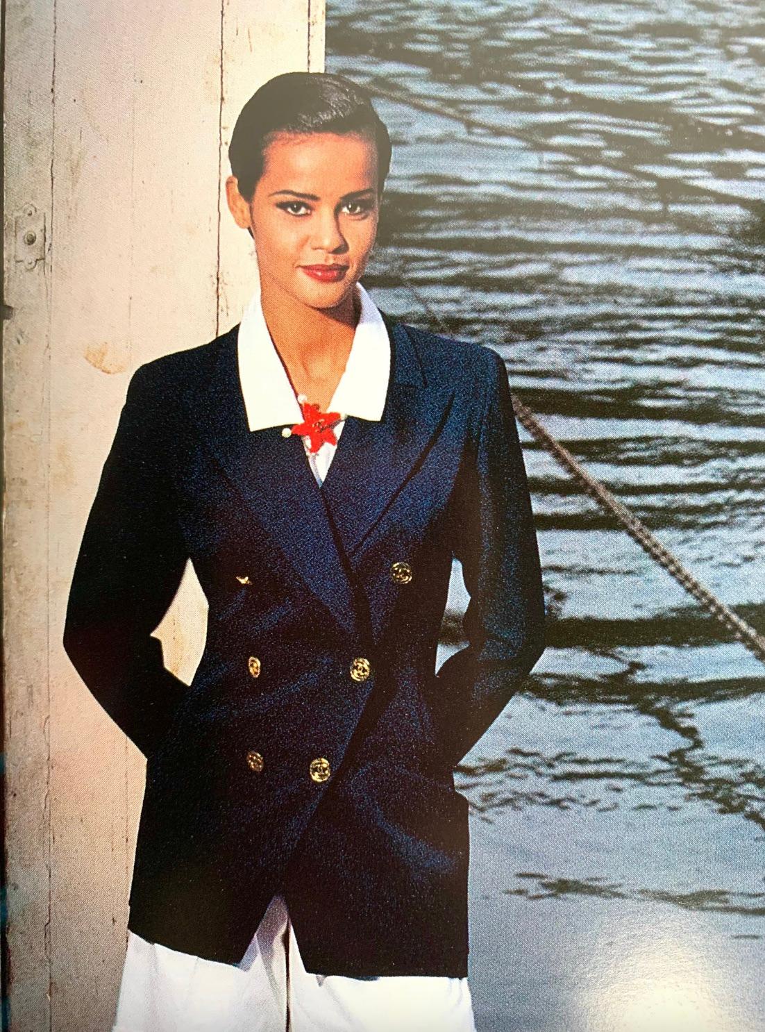 Dieses Paar atemberaubender Vintage-Ohrringe von Chanel stammt aus der ikonischen Cruise-Kollektion von 1993 und zeigt ein kühnes Seestern-Design in leuchtend rotem, strukturiertem Harz. Jeder Ohrring ist mit dem für Chanel charakteristischen,