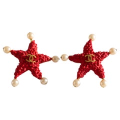 Chanel, rares boucles d'oreilles vintage de croisière 1993 avec étoile de mer et perles rouge lave 93C