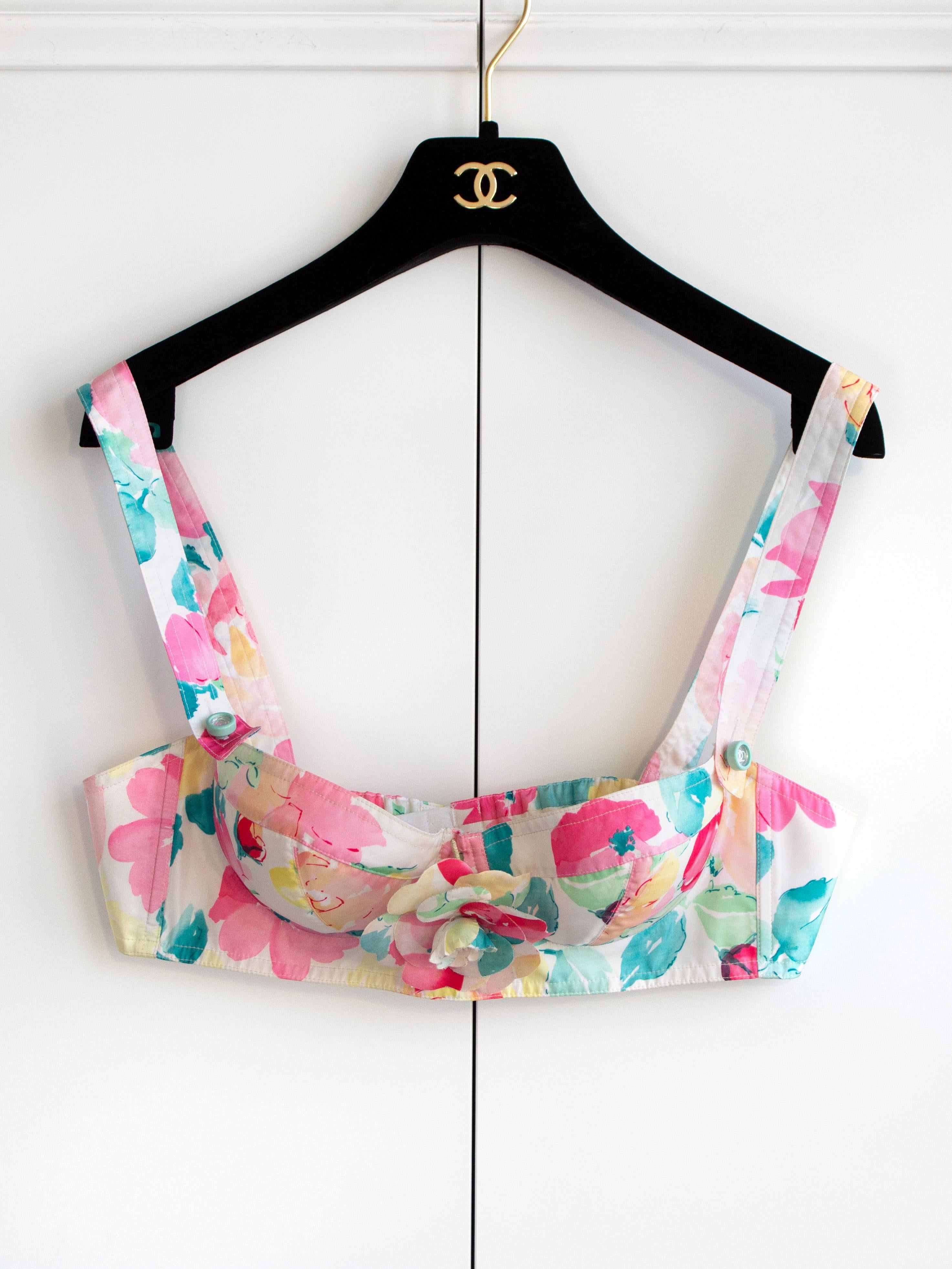 Rare Chanel Vintage Cruise 1995 Multicolor Floral Bustier Bra Shorts 95C Set In Good Condition In Jersey City, NJ