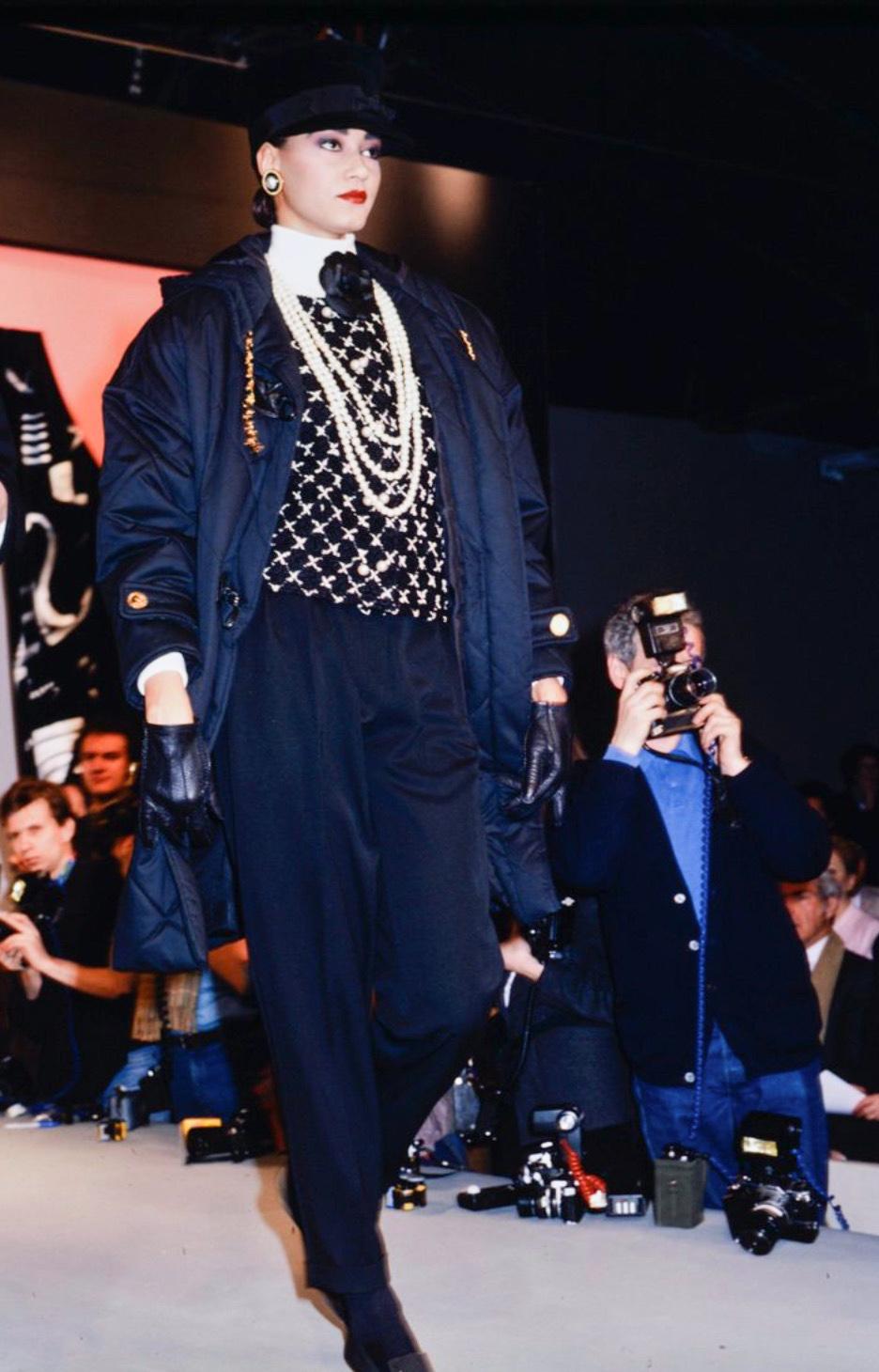 Chanel Vintage F/W 1987 Karl Black White Pearl X Tweed Jacket jupe tailleur Bon état - En vente à Jersey City, NJ