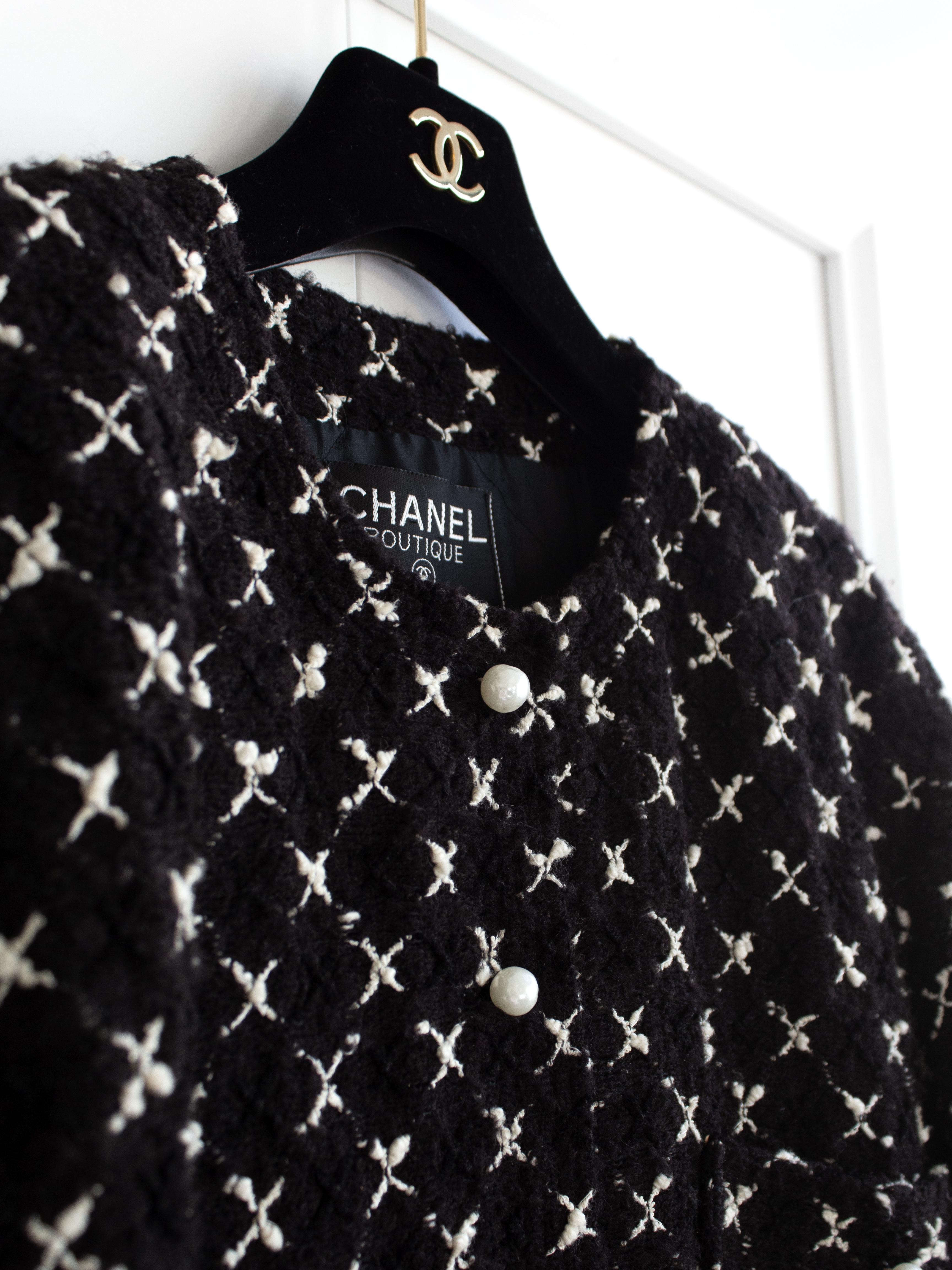 Chanel Vintage F/W 1987 Karl Black White Pearl X Tweed Jacket jupe tailleur en vente 3