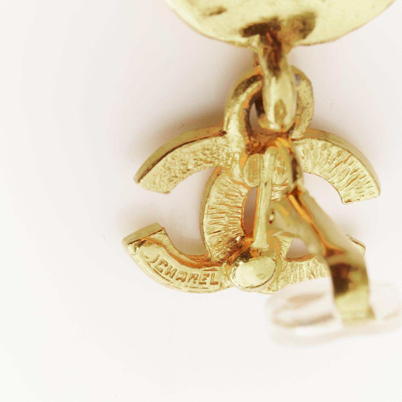 Seltener CHANEL Vintage Gold CC Logo geschliffener gehämmerter Münzklammer an Ohrringen, Vintage im Angebot 1