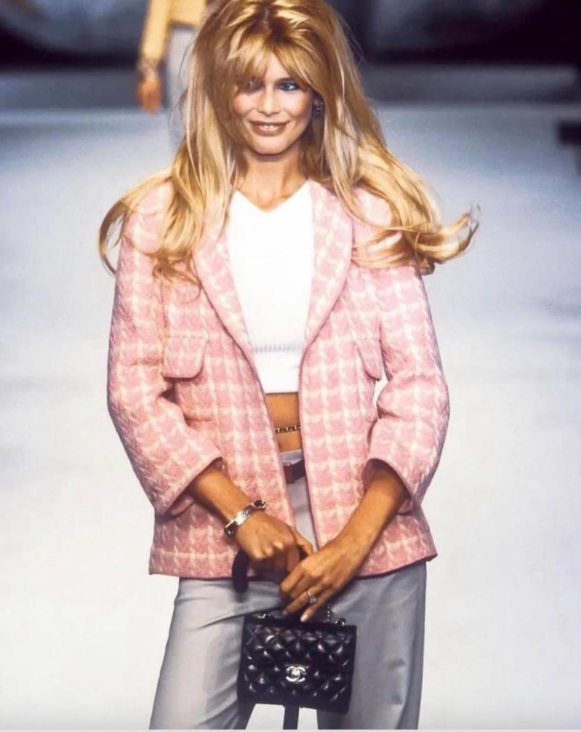 Questa giacca vintage in tweed a quadri di Chanel è un pezzo forte della collezione primavera 1996, notoriamente indossata dalla musa di Lagerfeld, Claudia Schiffer, e vista di recente su Margot Robbie durante il press tour del film Barbie.