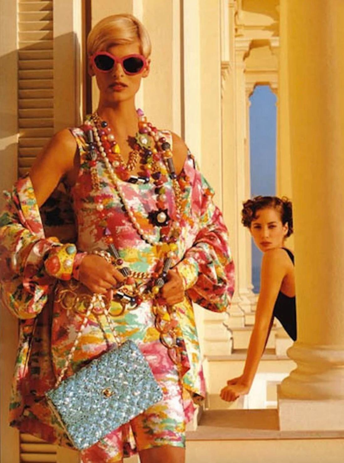Découvrez un véritable bijou : le sac du soir Chanel à bandoulière moyenne de la collection emblématique printemps/été 1991, célèbre dans les publicités avec Linda Evangelista. Il est orné d'accessoires plaqués or et de la chaîne classique
