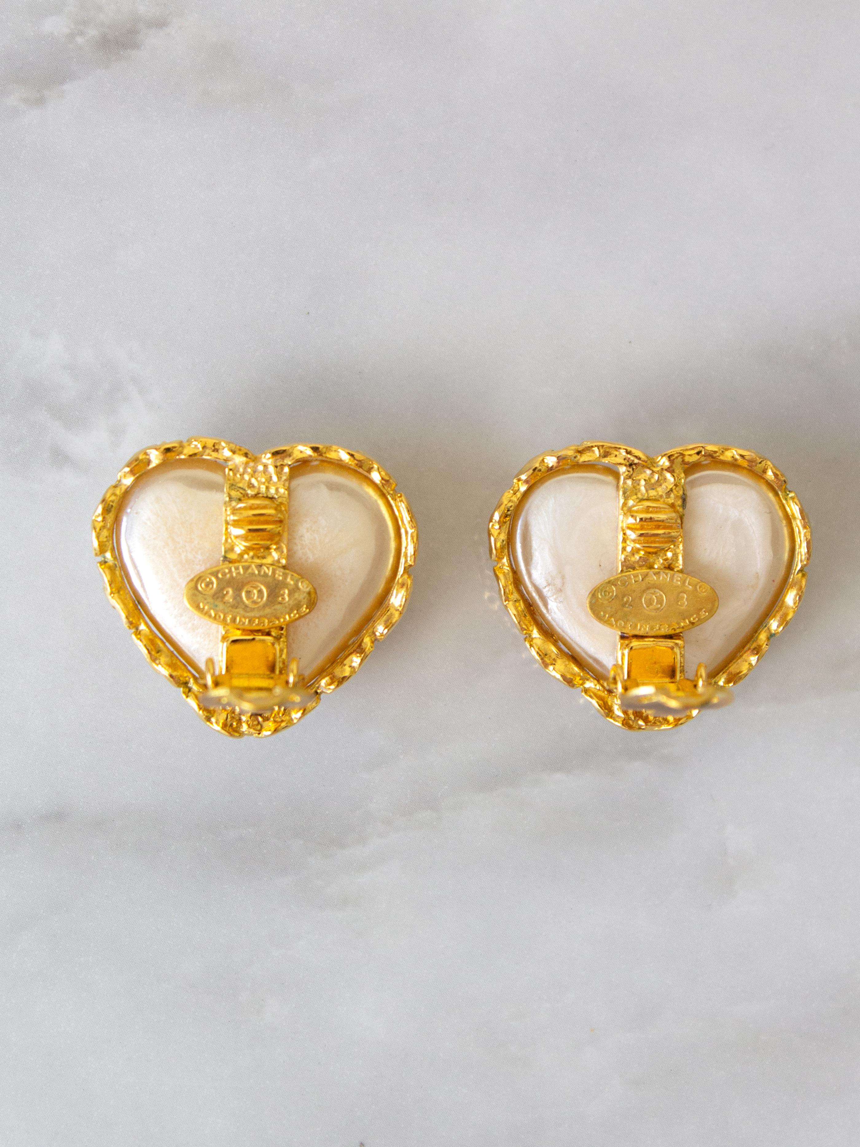 Seltene Chanel Vintage S/S1992 Perle Herz Gold Kollektion 28 Clip Ohrringe Brosche  im Angebot 9