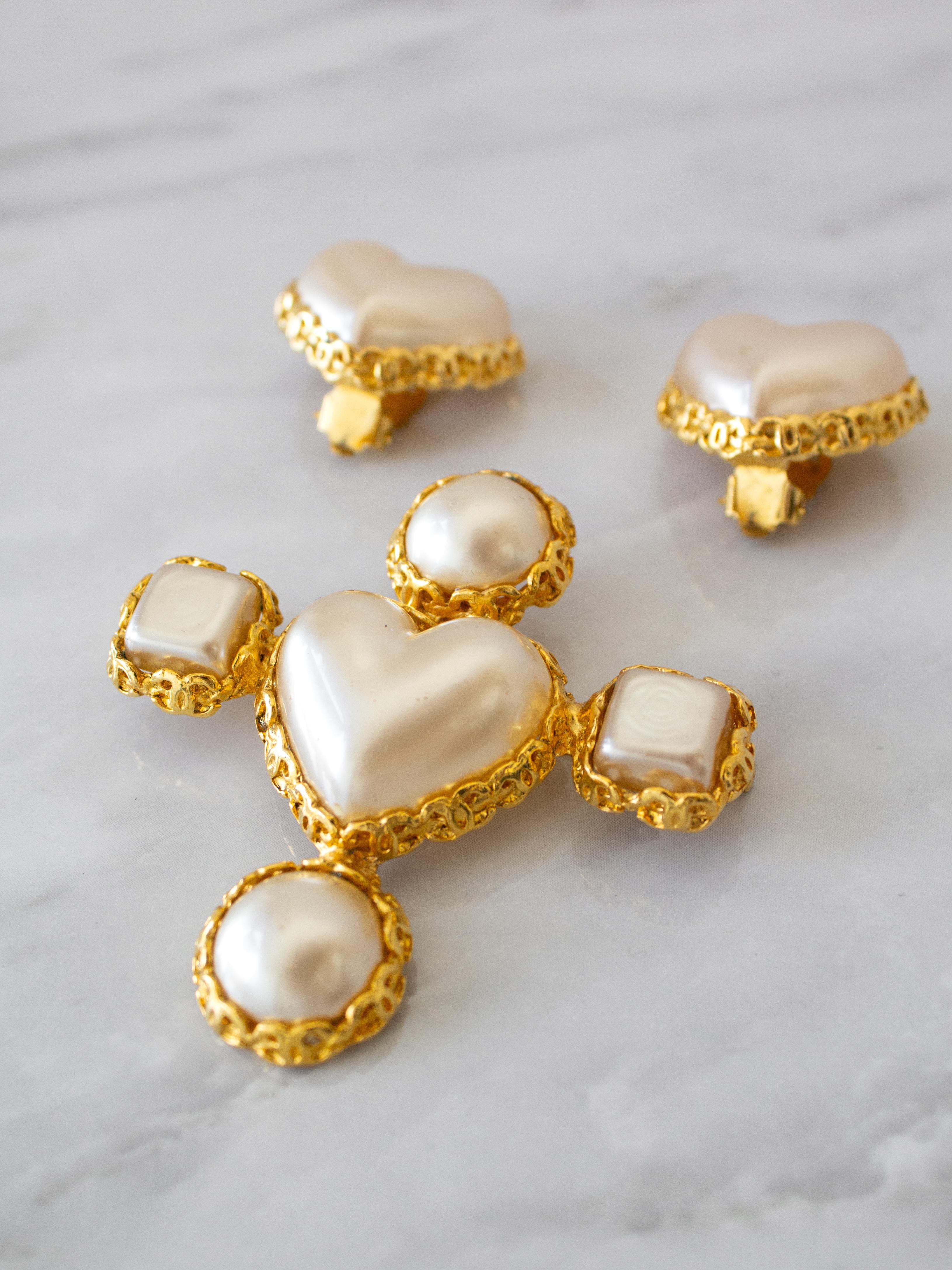 Rare Chanel Vintage S/S1992 Pearl Heart Gold Collection 28 Clip Earrings Brooch  In Good Condition For Sale In Jersey City, NJ