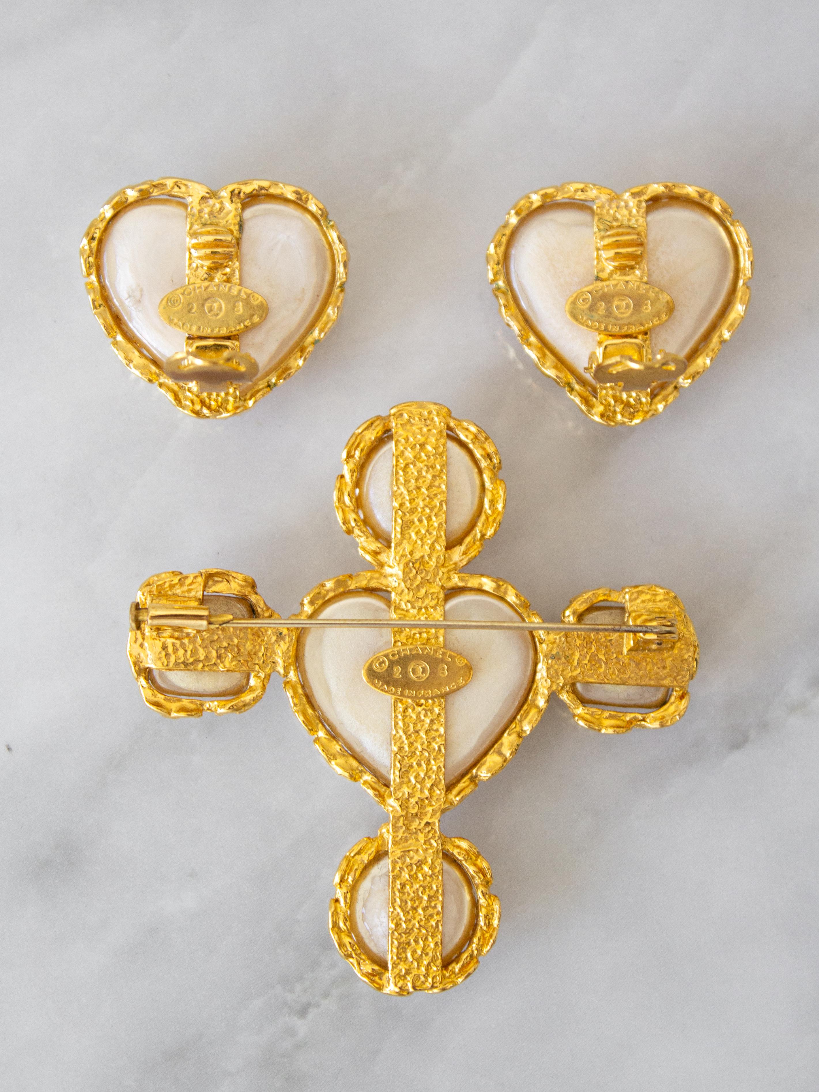 Seltene Chanel Vintage S/S1992 Perle Herz Gold Kollektion 28 Clip Ohrringe Brosche  Damen im Angebot