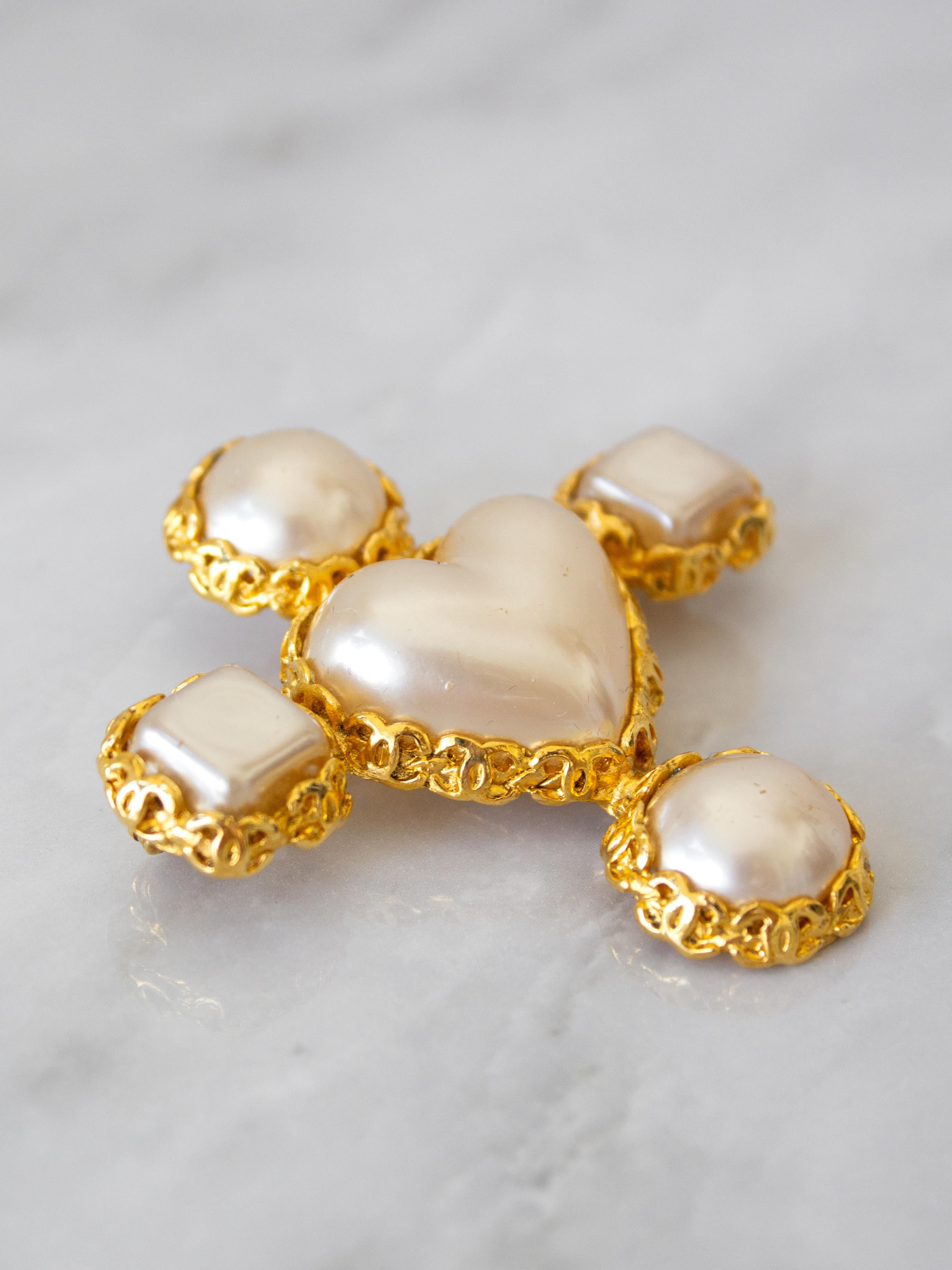Rare Chanel Vintage S/S1992 Pearl Heart Gold Collection 28 Clip Earrings Brooch  For Sale 2