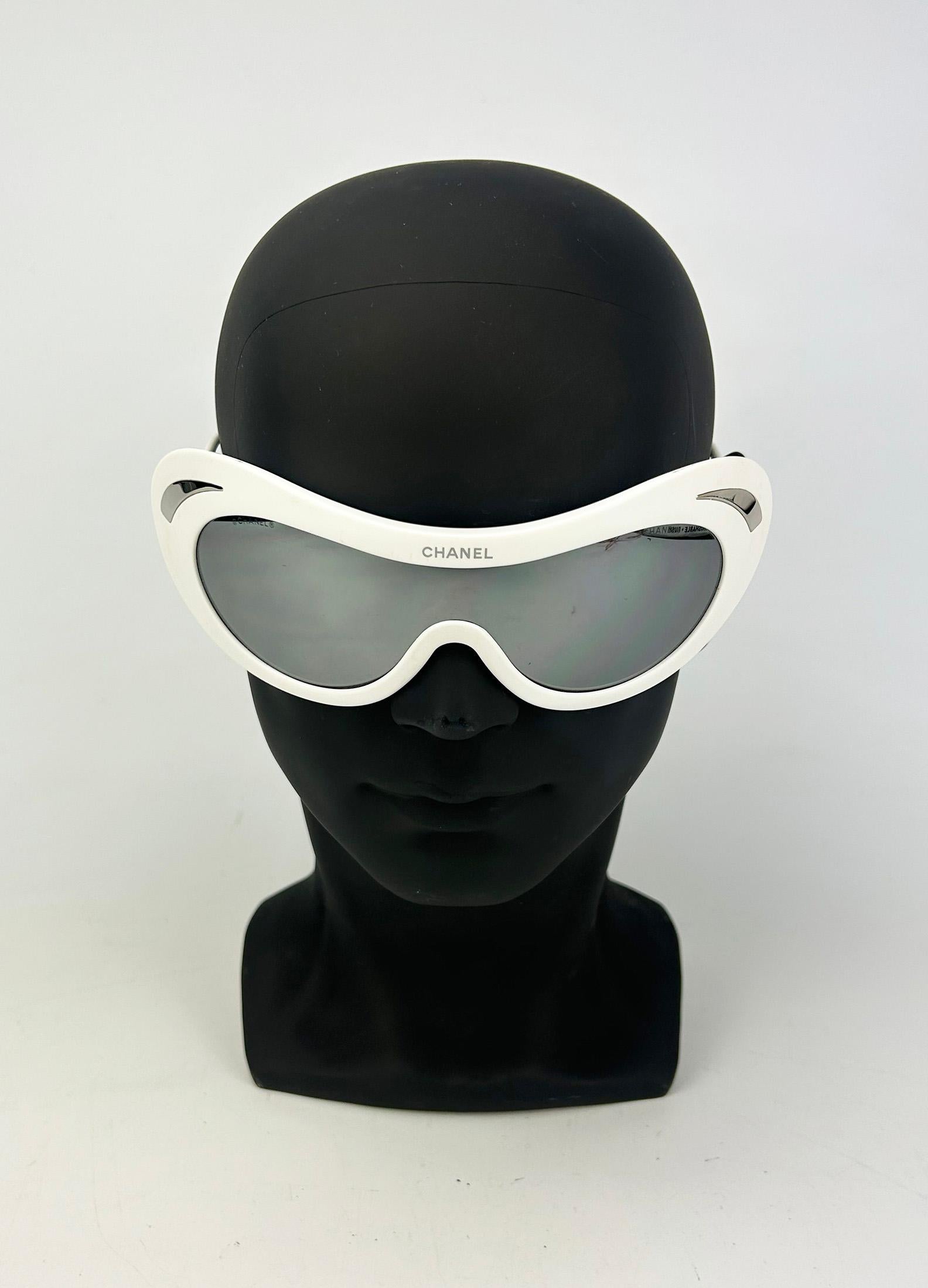 RARE Chanel Vintage Ski Sunglasses White Oversize Frame Mirror Lens c2000s in very good condition. Amazing matte white frame surrounds a silver mirror reflective lens in unique 