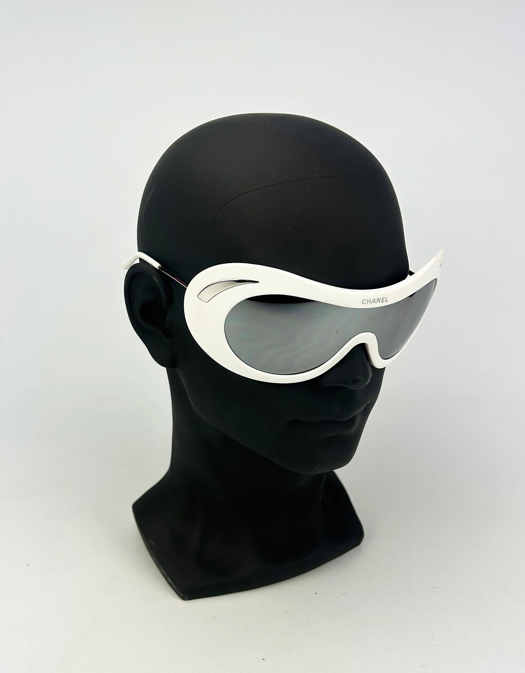 RARE Chanel Vintage Ski Sunglasses White Oversize Frame Mirror Lens c2000s In Good Condition For Sale In Philadelphia, PA