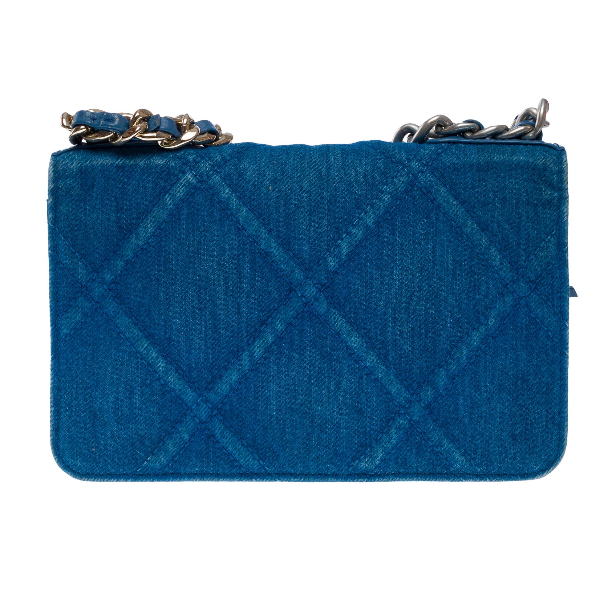 Rare Chanel Wallet on Chain (WOC) 19 shoulder bag in Blue Quilted Denim In Excellent Condition For Sale In Paris, IDF