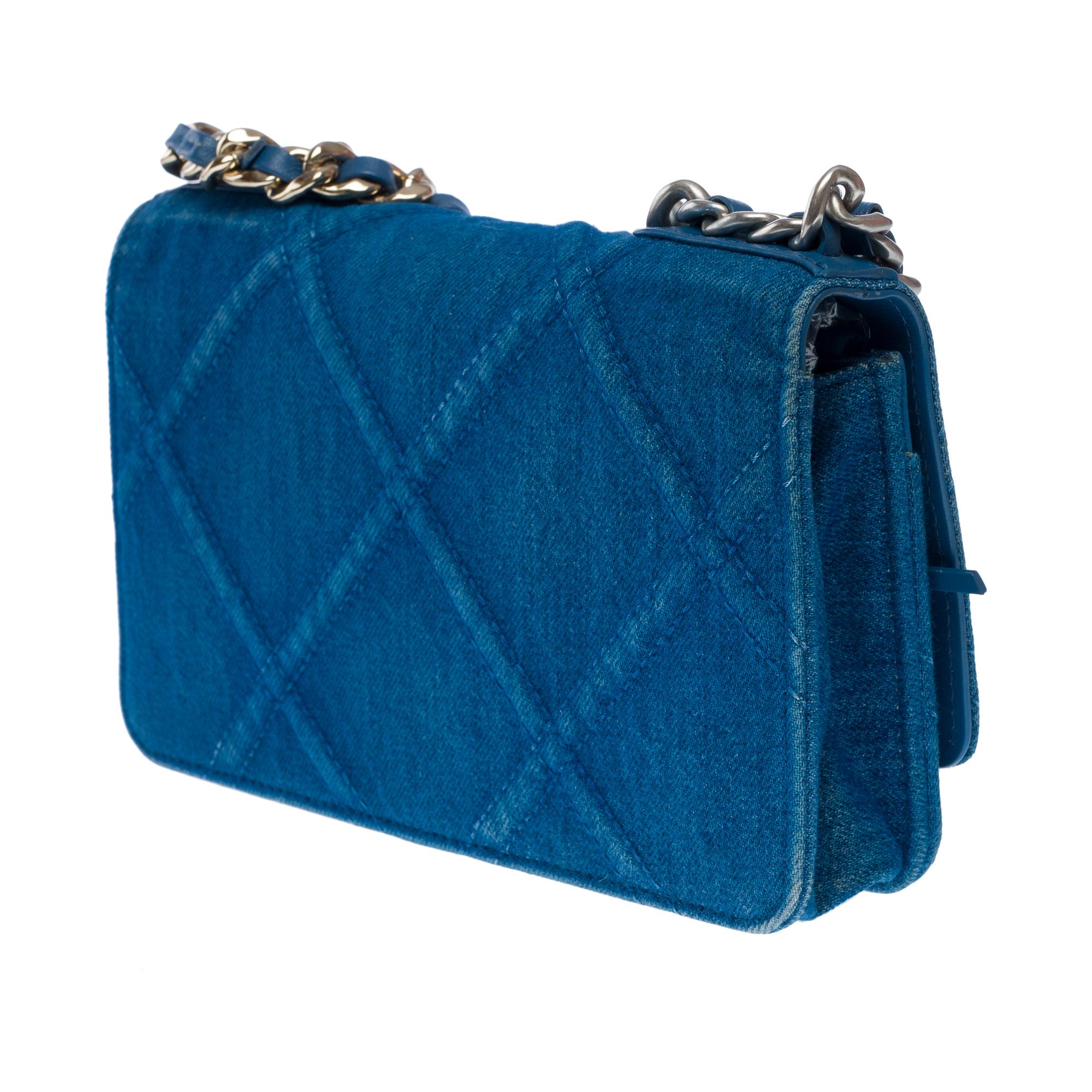 Rare Chanel Wallet on Chain (WOC) 19 shoulder bag in Blue Quilted Denim For Sale 1