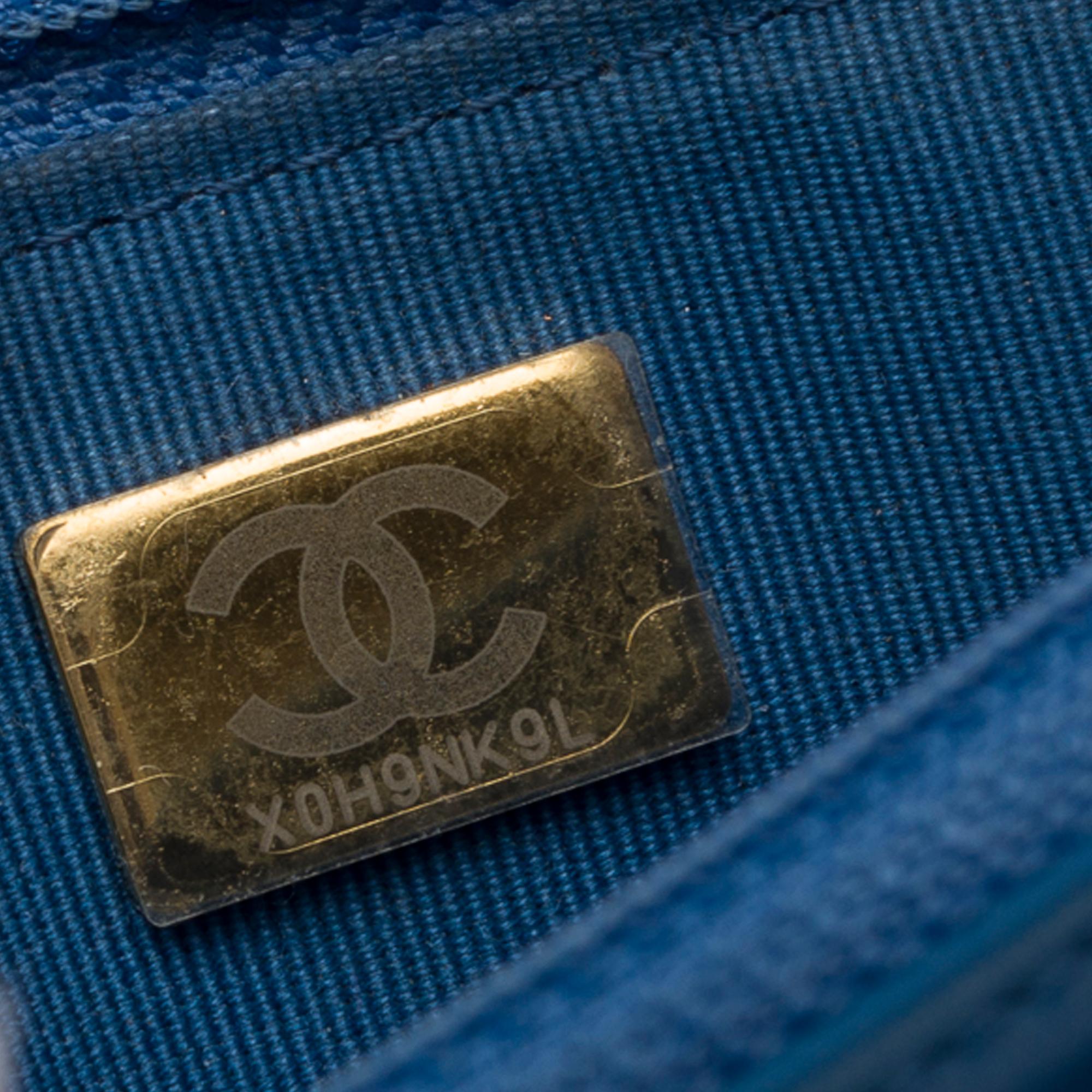 Rare Chanel Wallet on Chain (WOC) 19 shoulder bag in Blue Quilted Denim For Sale 3