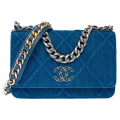 Raro bolso Chanel Wallet on Chain (WOC) 19 en denim acolchado azul