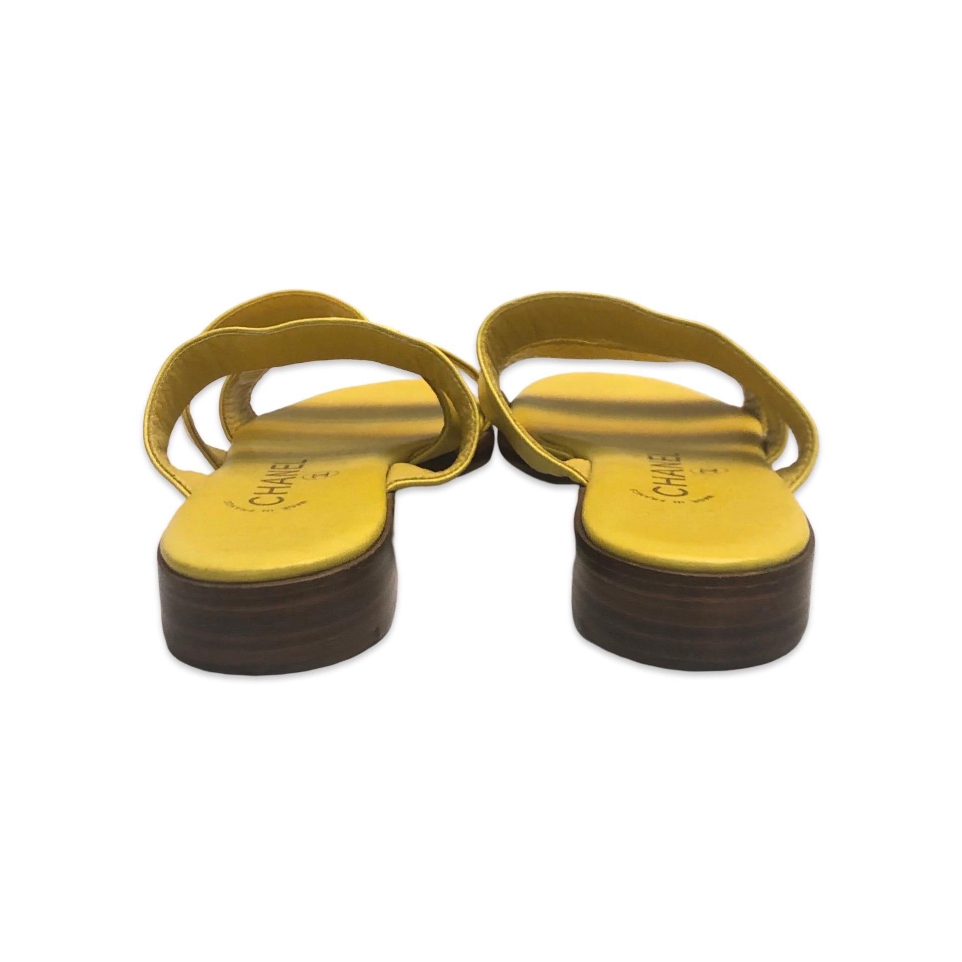 Rare Chanel yellow lambskin strap sandals In Good Condition For Sale In Sheung Wan, HK