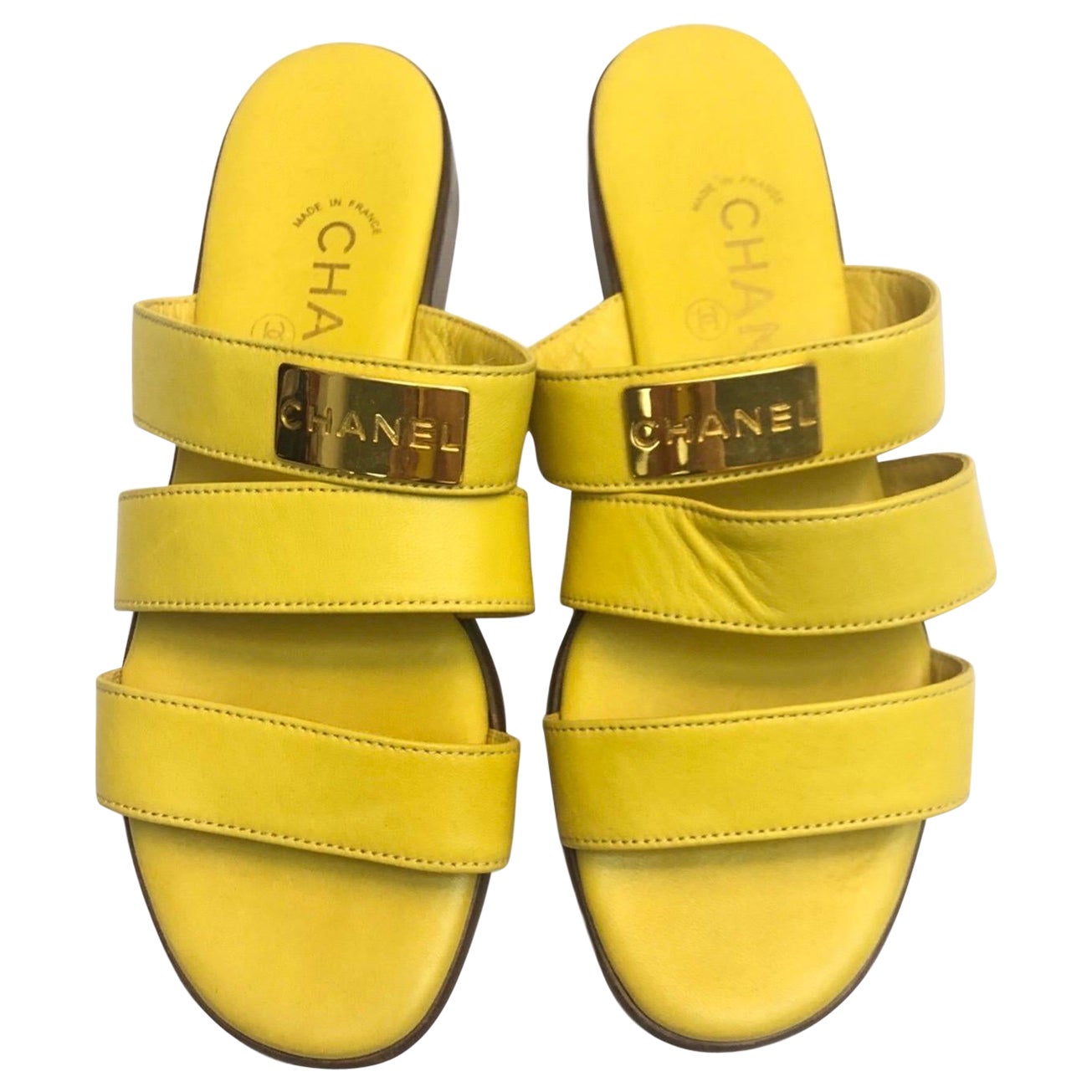 Chanel Rare sandales à lanières en cuir d'agneau jaune