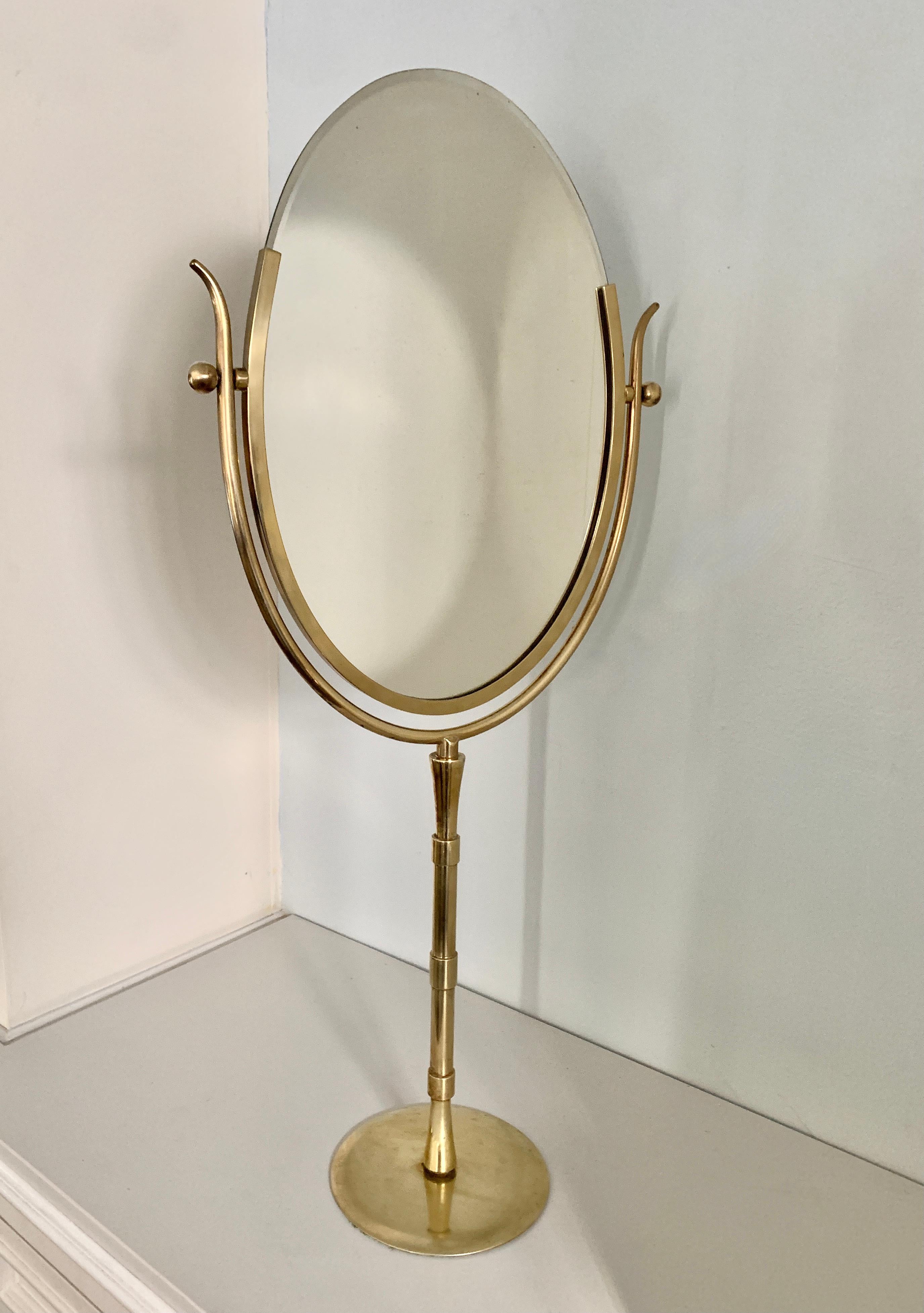 Dies ist ein seltener und spektakulärer Vanity-Spiegel von Charles Hollis Jones. Wir haben eine Beziehung zu Charles und während eines kürzlichen Telefongesprächs bestätigte er, dass dieser Spiegel ein seltenes Exemplar seines Wishbone-Spiegels ist,