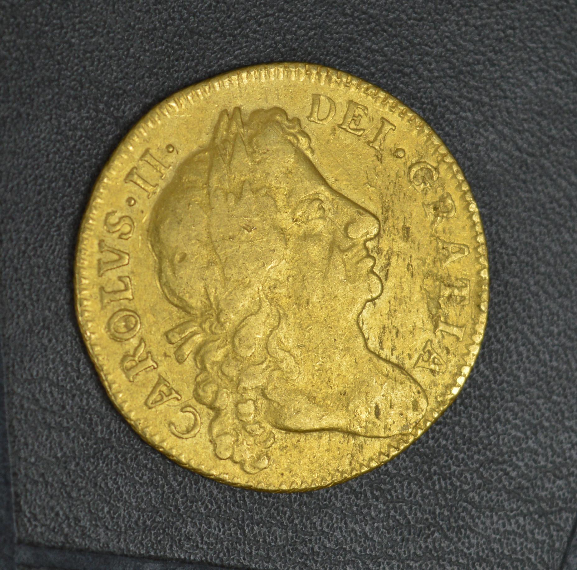 Eine fantastische seltene Charles II Guinee aus dem Jahr 1679.
22 Karat Gold.

ZUSTAND ; Gut. Original. Ungereinigt. Feines Plus. Die Form ist leicht unrund. Bitte sehen Sie sich die Fotos an.
GEWICHT ; 8,2 Gramm
GRÖSSE ; 25mm Durchmesser
HALLMARKS