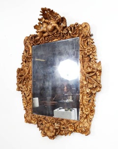 Raro espejo de madera dorada de Carlos II