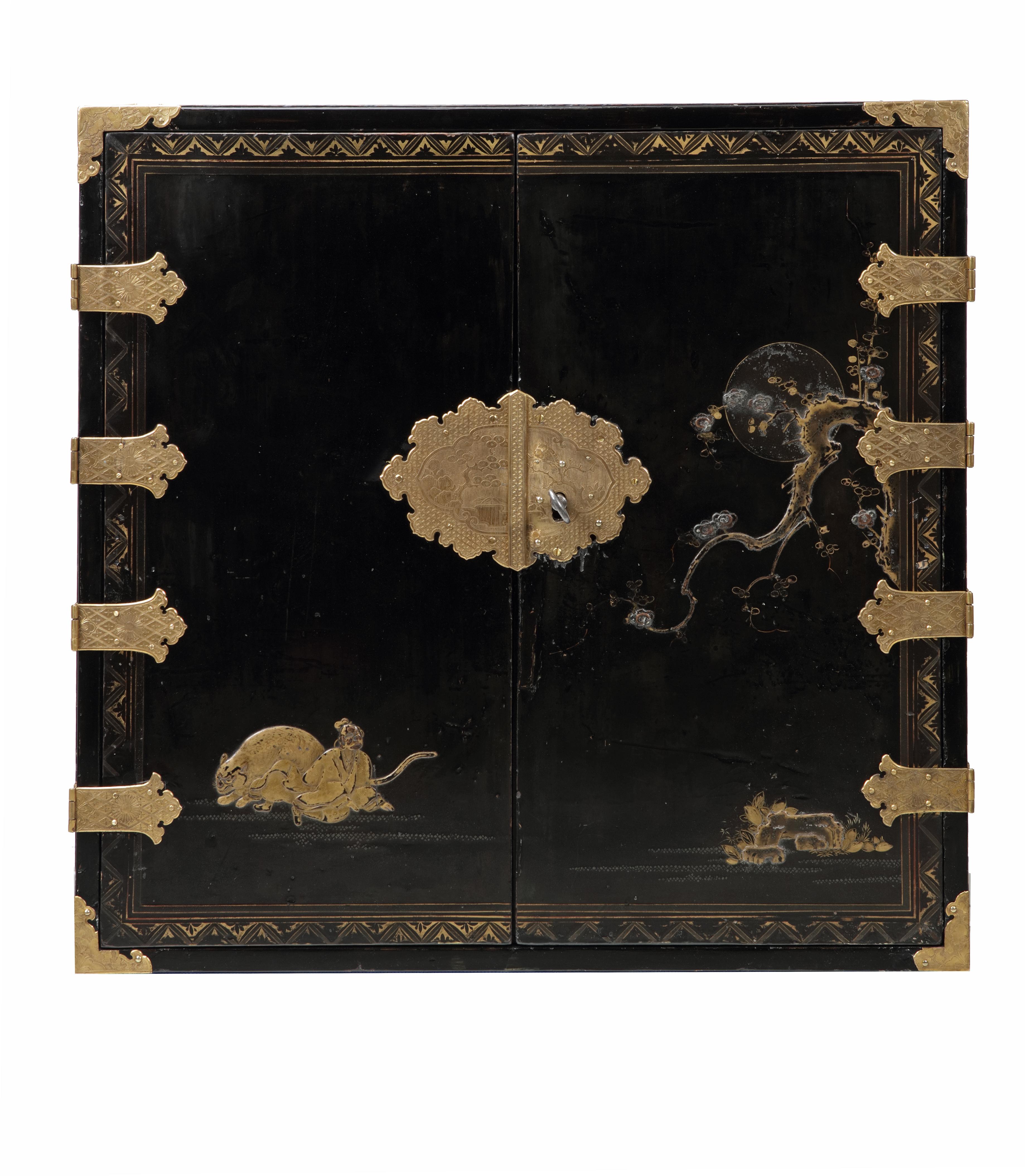 A fine Japanese pictoral style lacquer cabinet with gilt-metal mounts



Kyoto, Edo period, 1670-1690

Decorated in Japanese relief lacquer work, black lacquer ground decorated in hiramaki-e, takamaki-e, kirigane and nashiji in gold, silver
