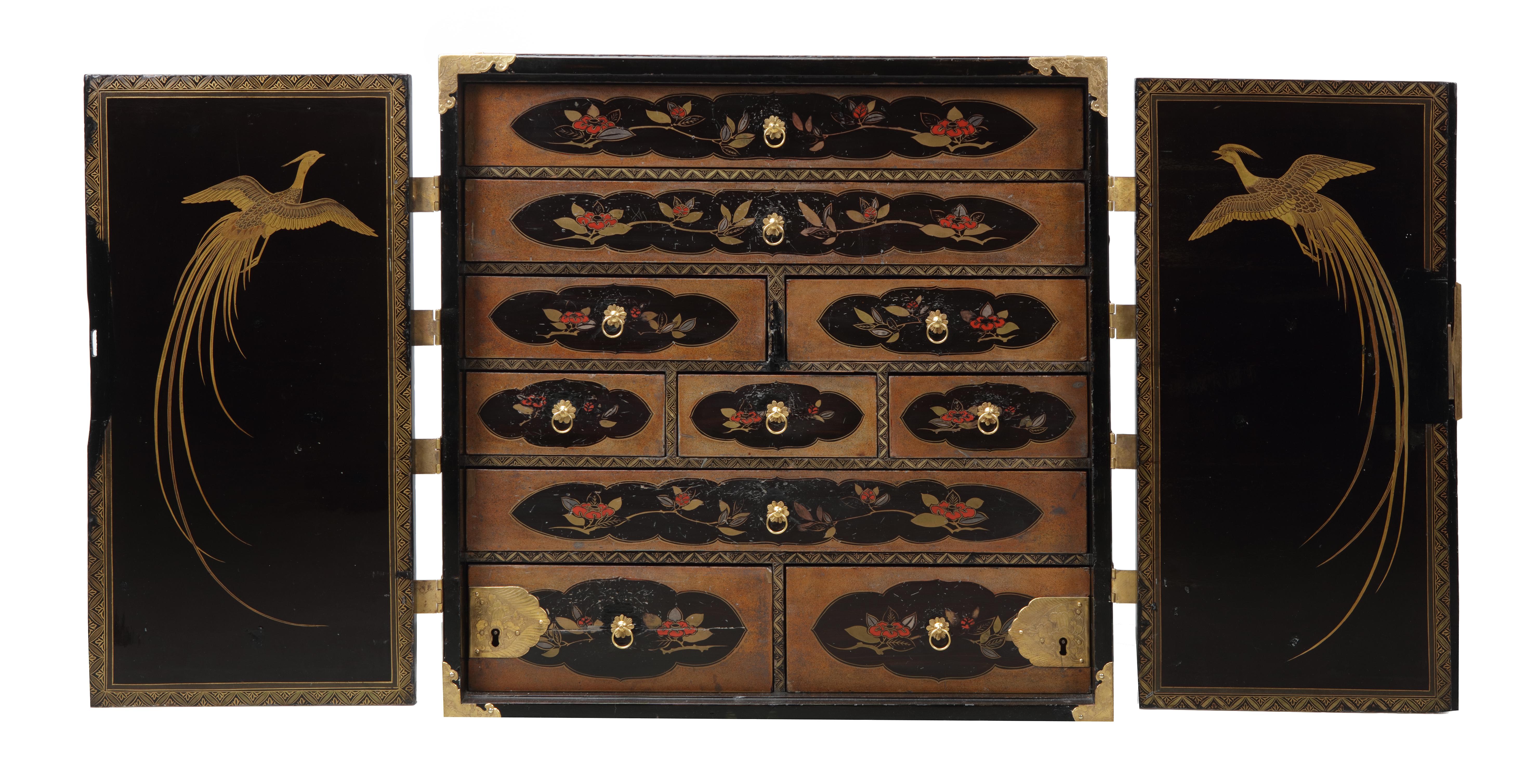 Rare Charming 17th Century Japanese Lacquer Cabinet with Gilt-Bronze Mounts In Good Condition For Sale In Amsterdam, NL