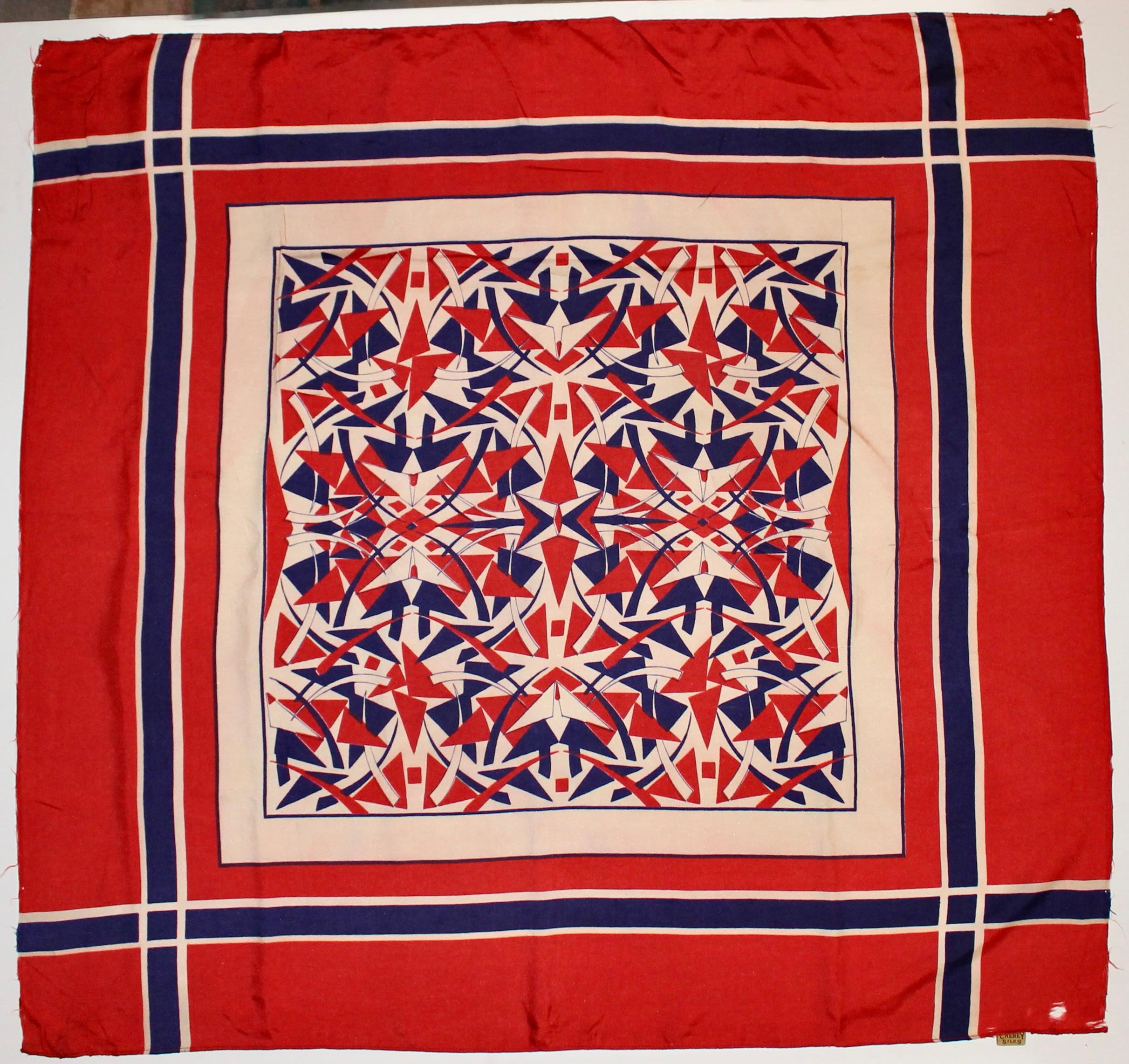 Extrêmement rare, il existe très peu d'exemples de soies de Cheney. Ces motifs ont été adaptés des textiles français dans un style Art déco exubérant.  À leur tour, les soies de Cheney ont été utilisées pour la haute couture par des créateurs