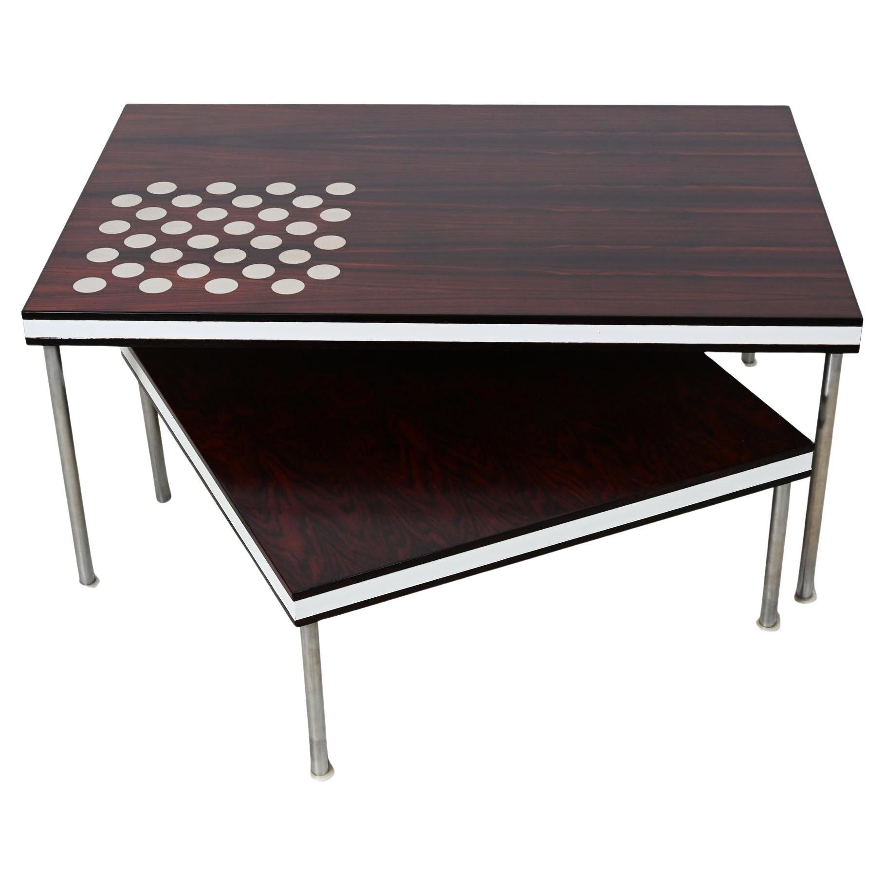 Rare ensemble de 2 tables carrées et rectangulaires dessinées par Poul Cadovius et produites par France et Søn dans les années 1960. Les deux tables sont incrustées de placage de bois dur et d'un échiquier en acier, ce qui donne au plateau un beau