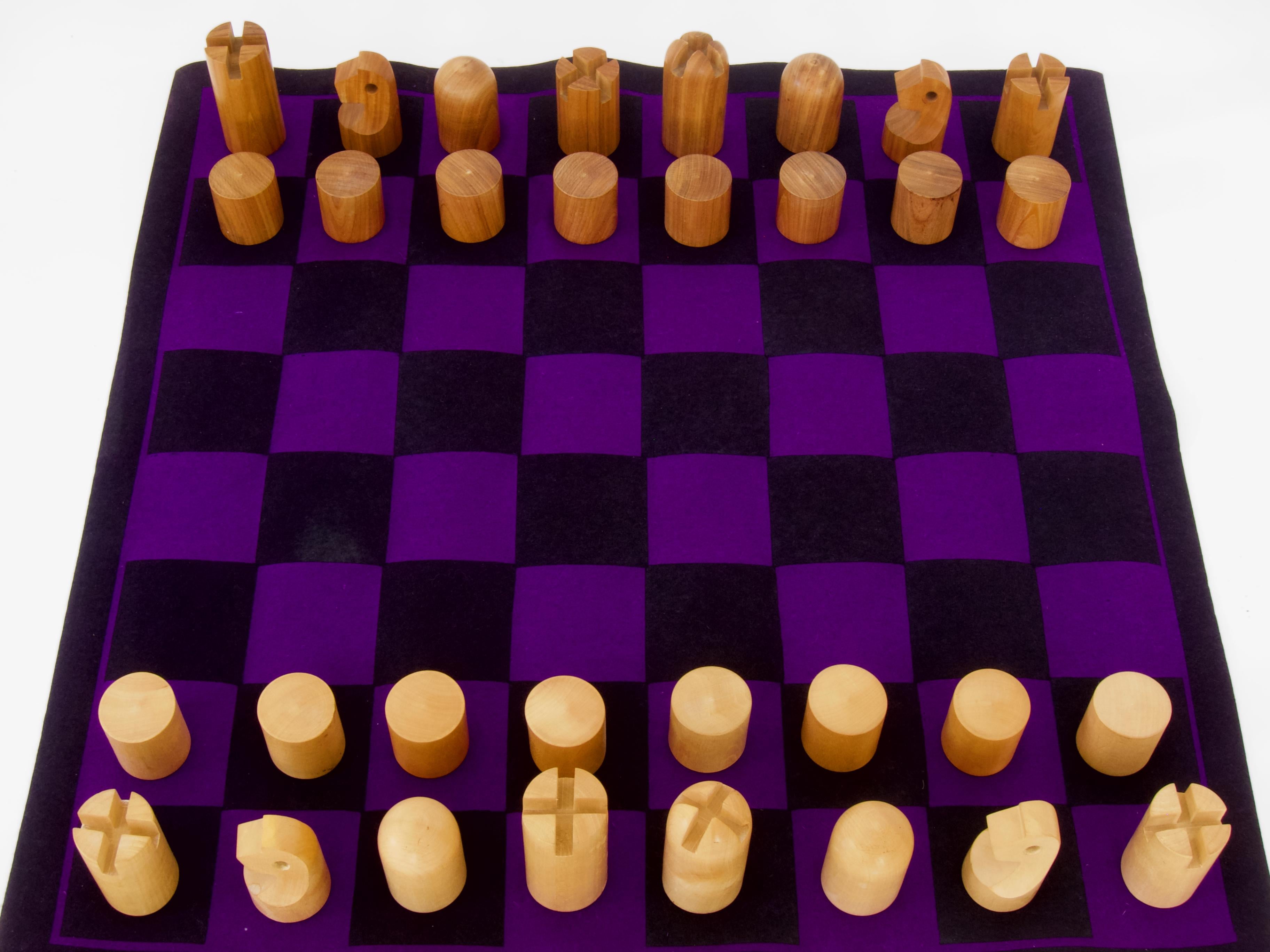 Rare, Minimalist wooden chess set # 5917,
circa 1960s by Carl Auböck for Werkstätte (workshop) Carl Auböck, Vienna

Rosewood / beech

Comes with a purple felt 