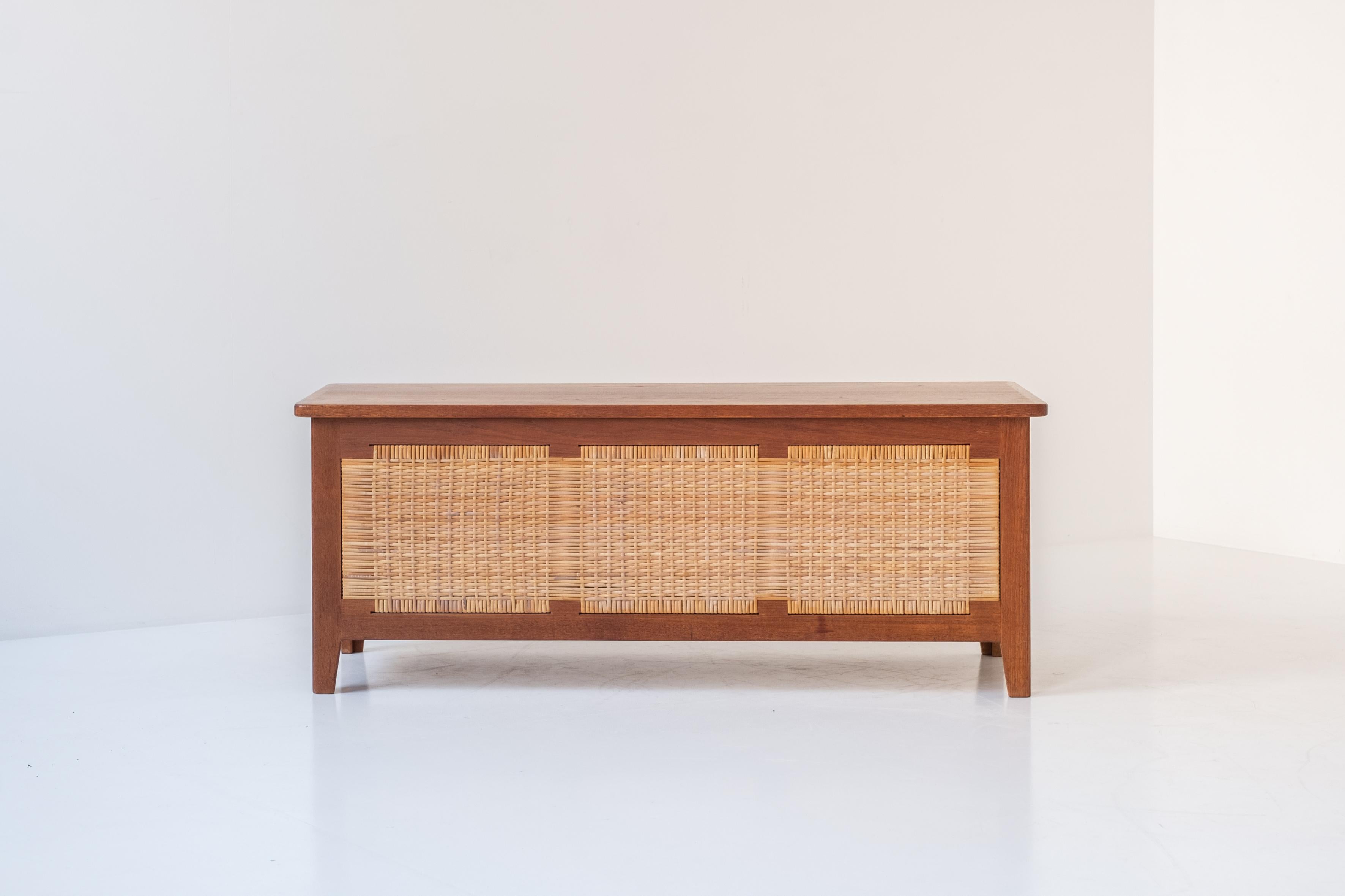 Rare chest in teak by Kai Winding for Poul Hundevad, Denmark 1960’s. This (blanket) chest is made out of woven cane and has a hinged top opening to storage. Presented in a very good original condition.